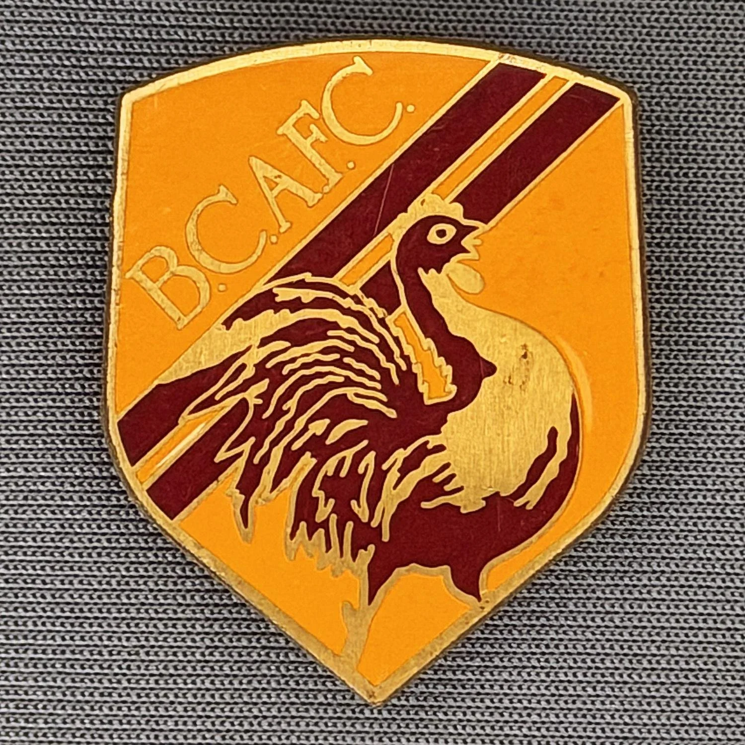 Reference Number: BCBAN001
Size: H 29.1 mm x W 24.1 mm
Pin Type: Brooch Pin
Plating: Antique Gold
Value: £12
Manufacturer: Unknown
Comments: Classic 1980s Bantams Badge