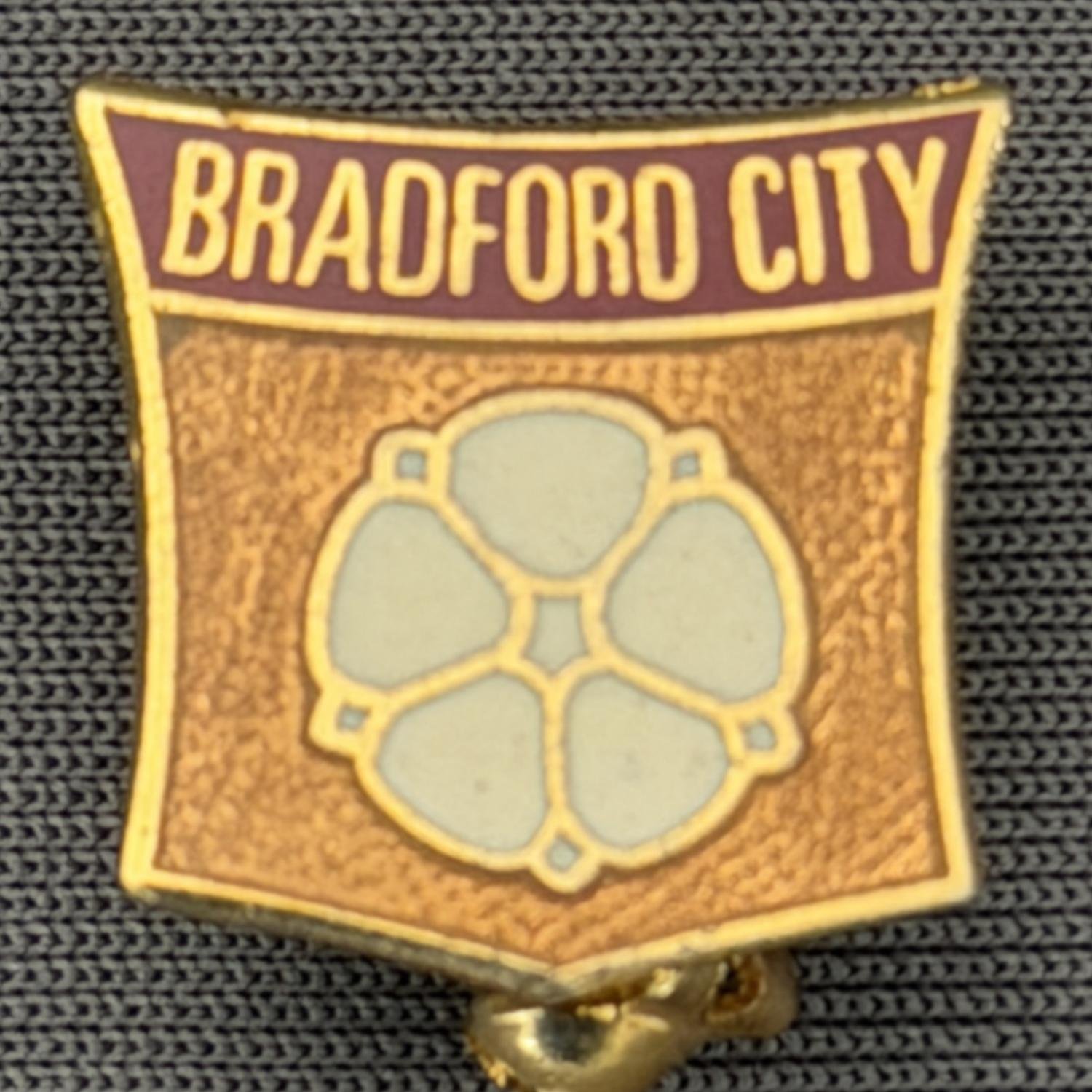 Reference Number: BCYR020
Size: H 15.6 mm x W 15.6 mm
Pin Type: Brooch Pin
Plating: Gold
Value: £8
Manufacturer: Unknown
Comments: Claret & Amber City Yorkshire Rose Shield