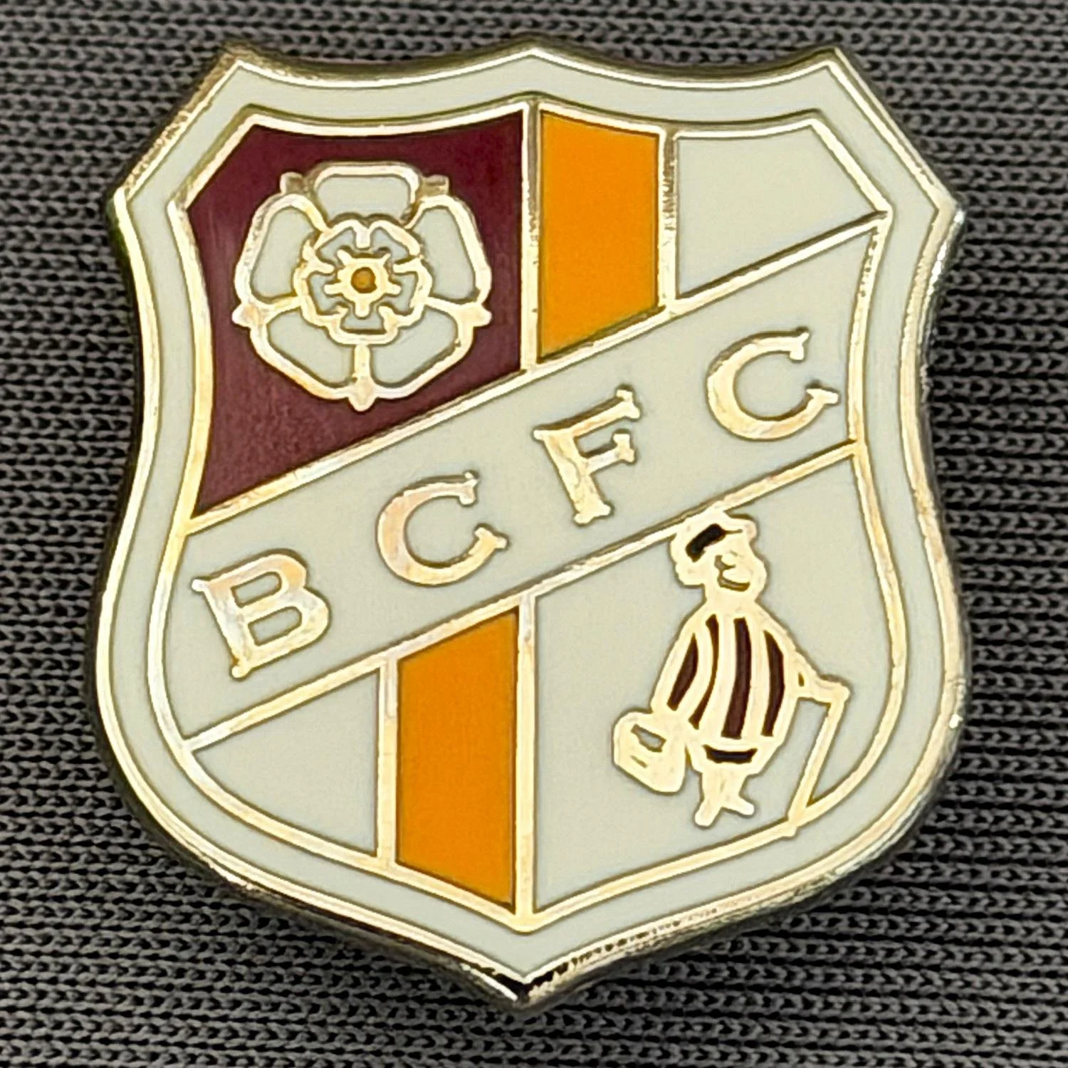 Reference Number: BCMUL028
Size: H 20.6 mm x W 17.8 mm
Pin Type: Brooch Pin
Plating: Silver
Value: £6
Manufacturer: Unknown
Comments: Whiter, Claret & Amber Shield, Yorkshire Rose, City Gent, White Edge