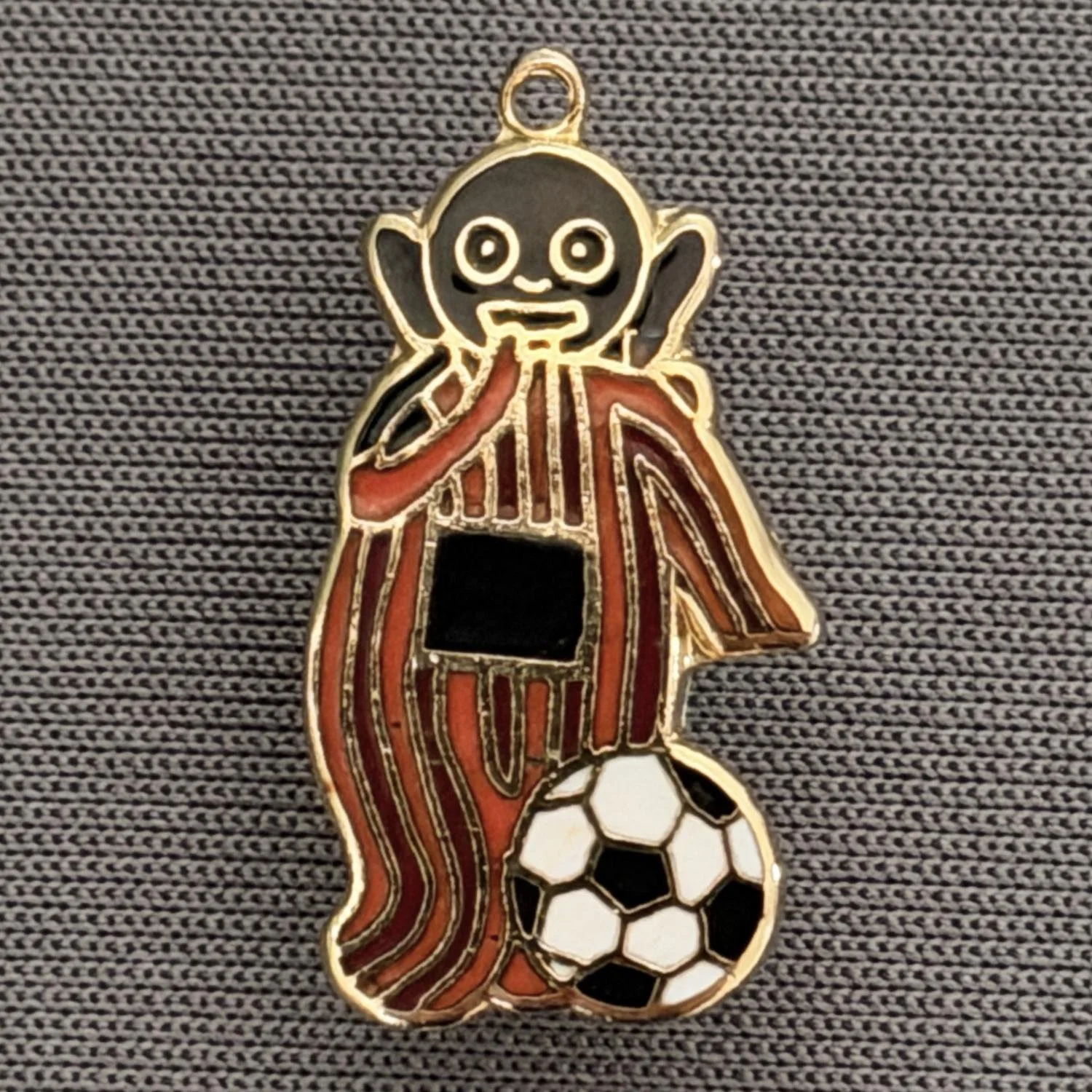 Reference Number: BCCTN002
Size: H 21.6 mm x W 11.4 mm
Pin Type: Brooch Pin
Plating: Gold
Value: £6
Manufacturer: Not Known
Comments: Pin Laa-Laa Teletubbies City Kit Black Version