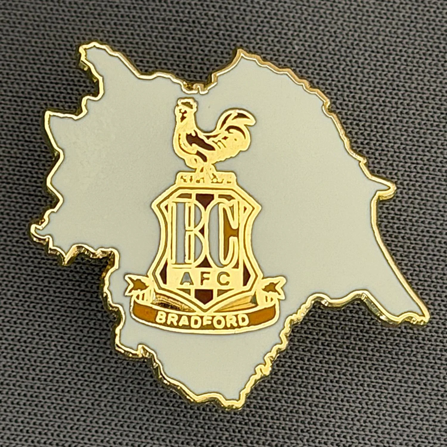 Reference Number: BCC&L127
Size: H 23 mm x W 25.5 mm
Pin Type: Rubber Clutch
Plating: Gold
Value: £6
Manufacturer: Unknown
Comments: White Yorkshire Map, City Crest