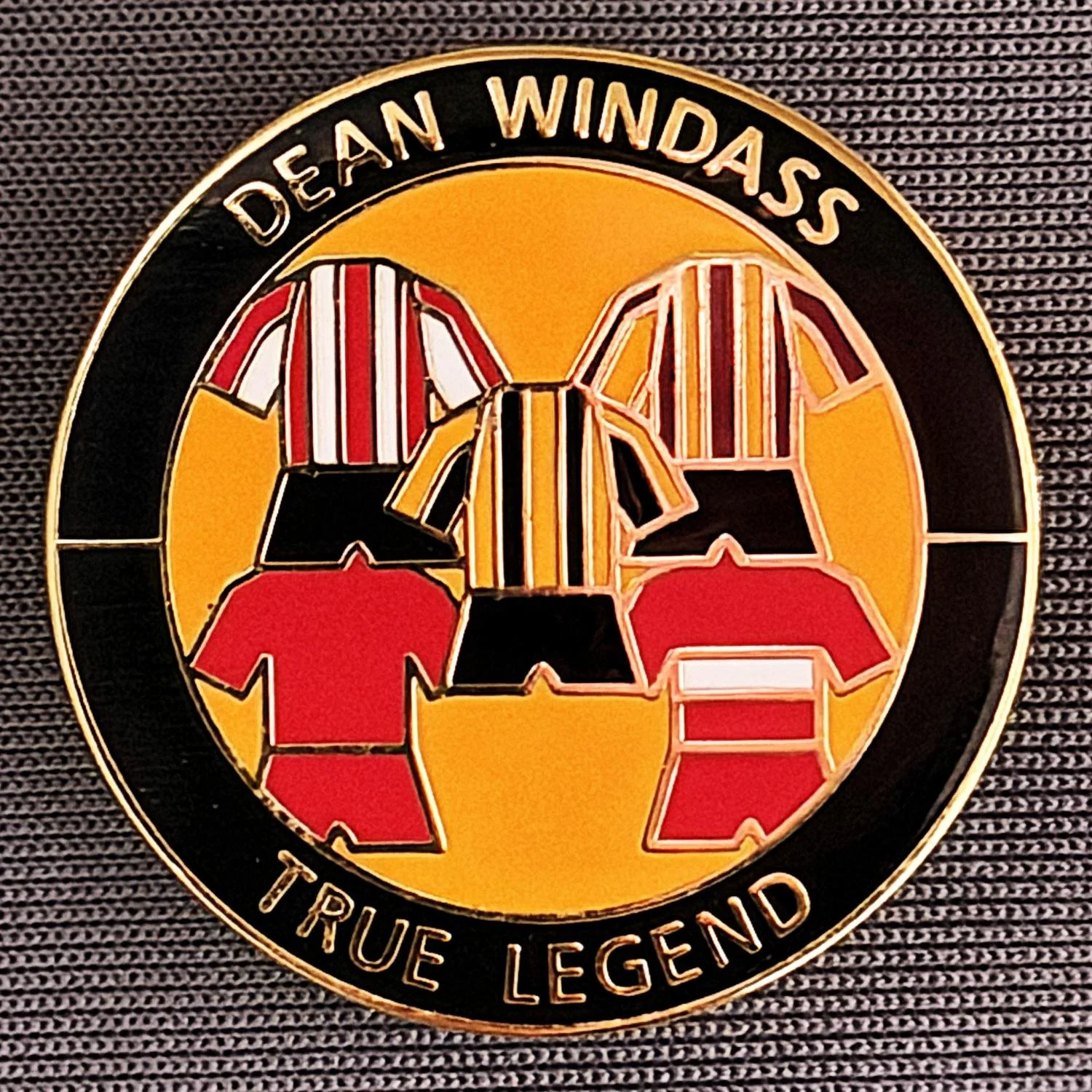 Reference Number: BCUN028
Size: D 26 mm
Pin Type: Brooch Pin
Plating: Gold
Value: £6
Manufacturer: Unknown
Comments: Dean Windass True Legend, Limited Edition 25, Black & Amber, Gold Version
