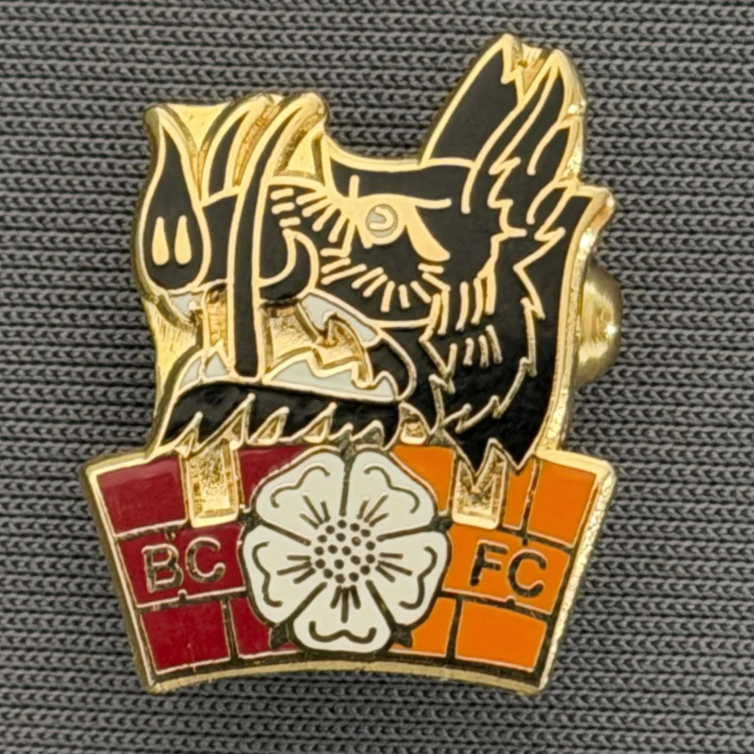 Reference Number: BCBOH082
Size: H 19.6 x W 16.4 mm
Pin Type: Brooch Pin
Plating: Gold
Value: £6
Manufacturer: Unknown
Comments:  Boar's Head Yorkshire Rose Claret & Amber