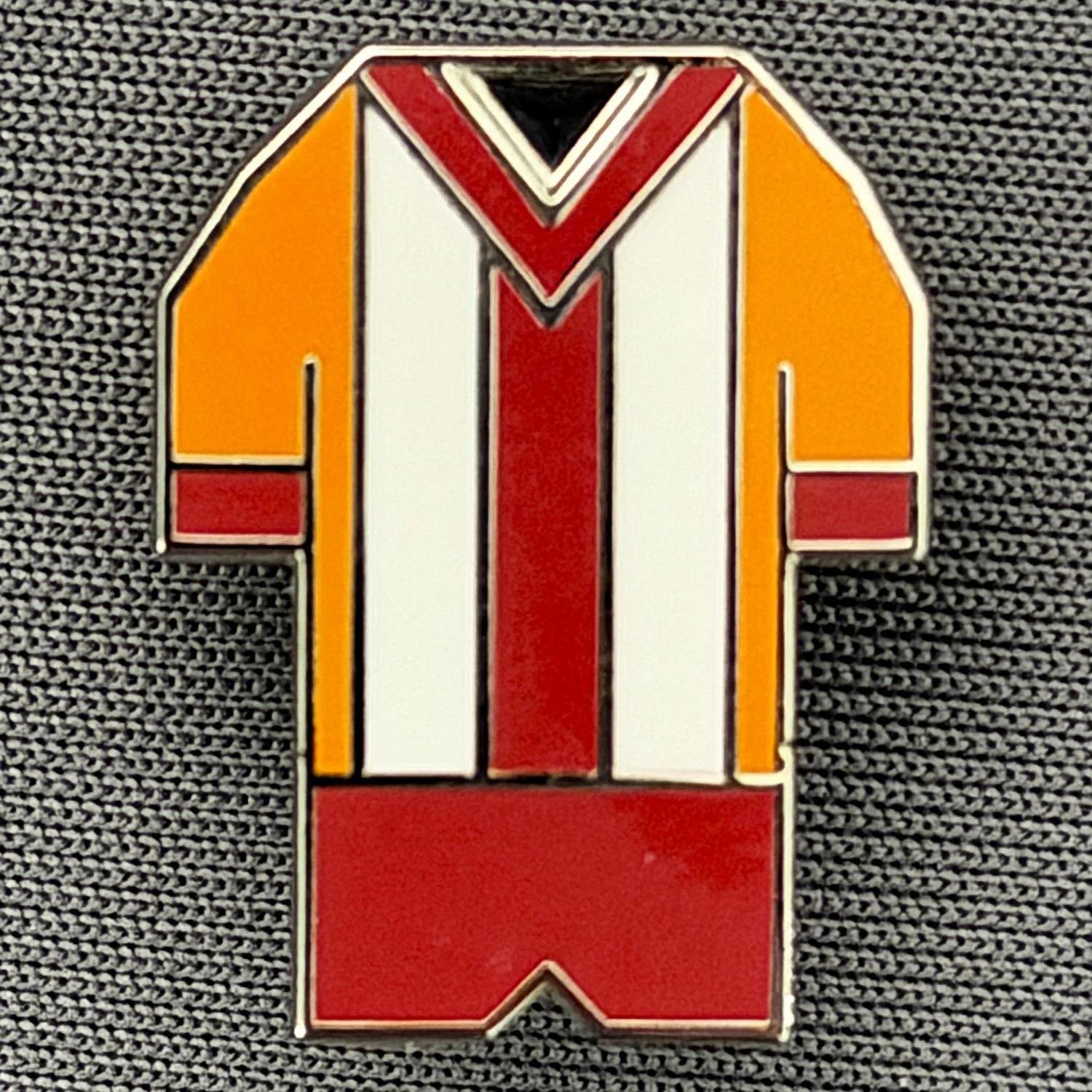 Reference Number: BCKIT059
Size: H 20 mm x W 15.6 mm
Pin Type: Brooch Pin
Plating: Silver
Value: £6
Manufacturer: Paraders
Comments: Unsure 