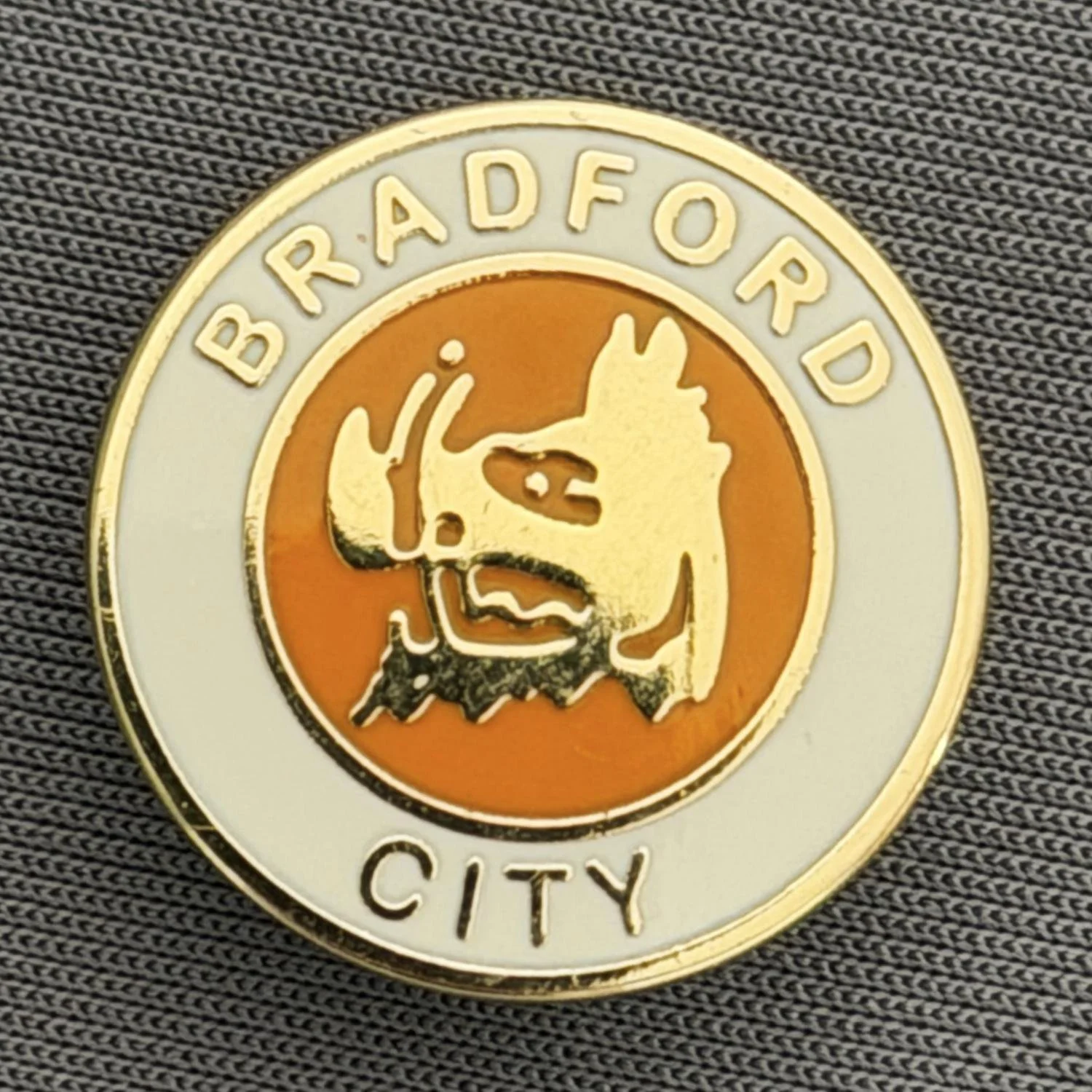 Reference Number: BCBOH070
Size: D 20 mm
Pin Type: Brooch Pin
Plating: Gold
Value: £6
Manufacturer: Unknown
Comments: Circular Boar's Head White & Amber