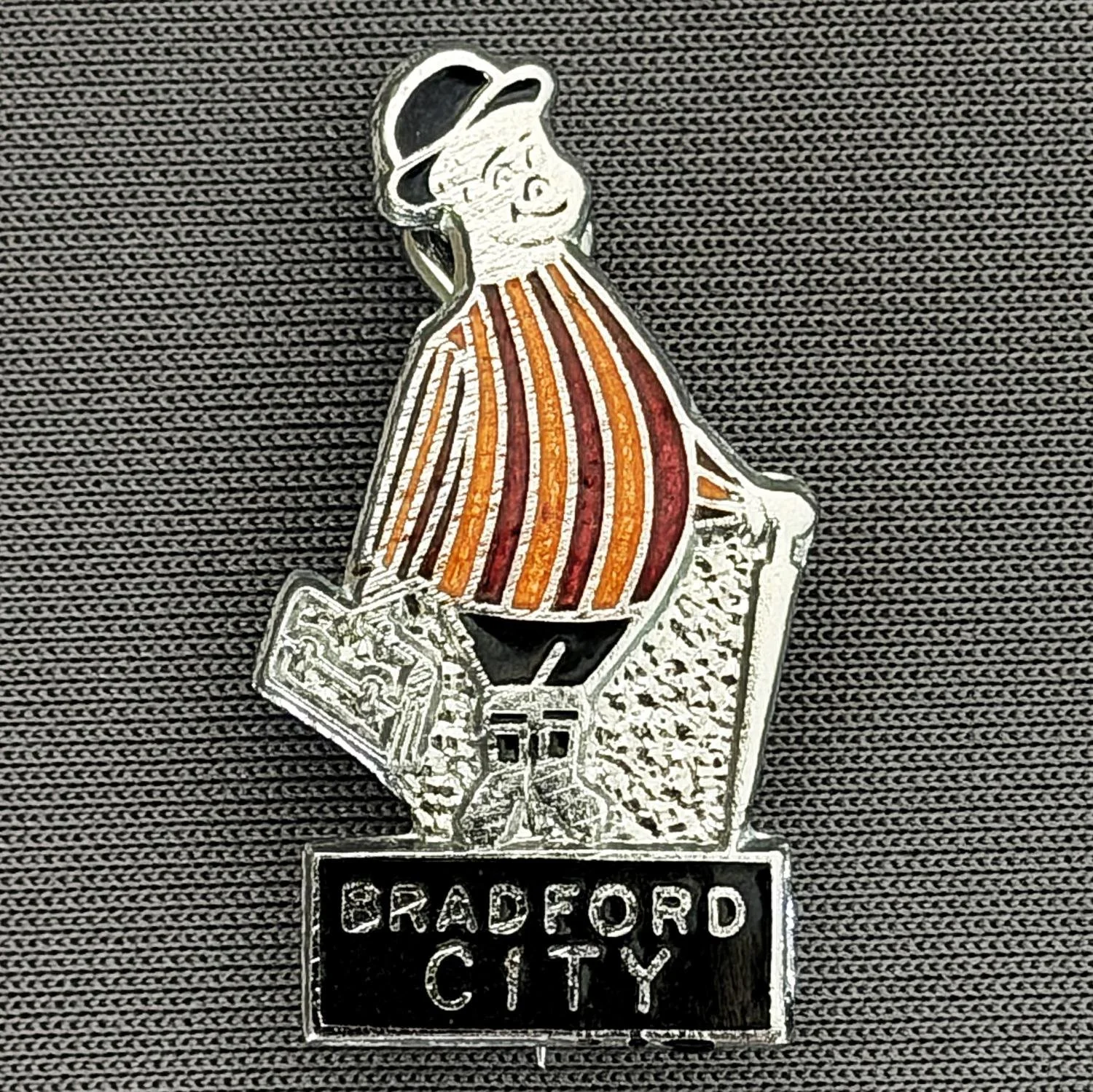 Reference Number: BCGEN001
Size: H 28.5 mm x W 16.5 mm
Pin Type: Brooch Pin
Plating: Silver
Value: £15
Manufacturer: Unknown
Comments: Classic City Gent Badge From late 1960s