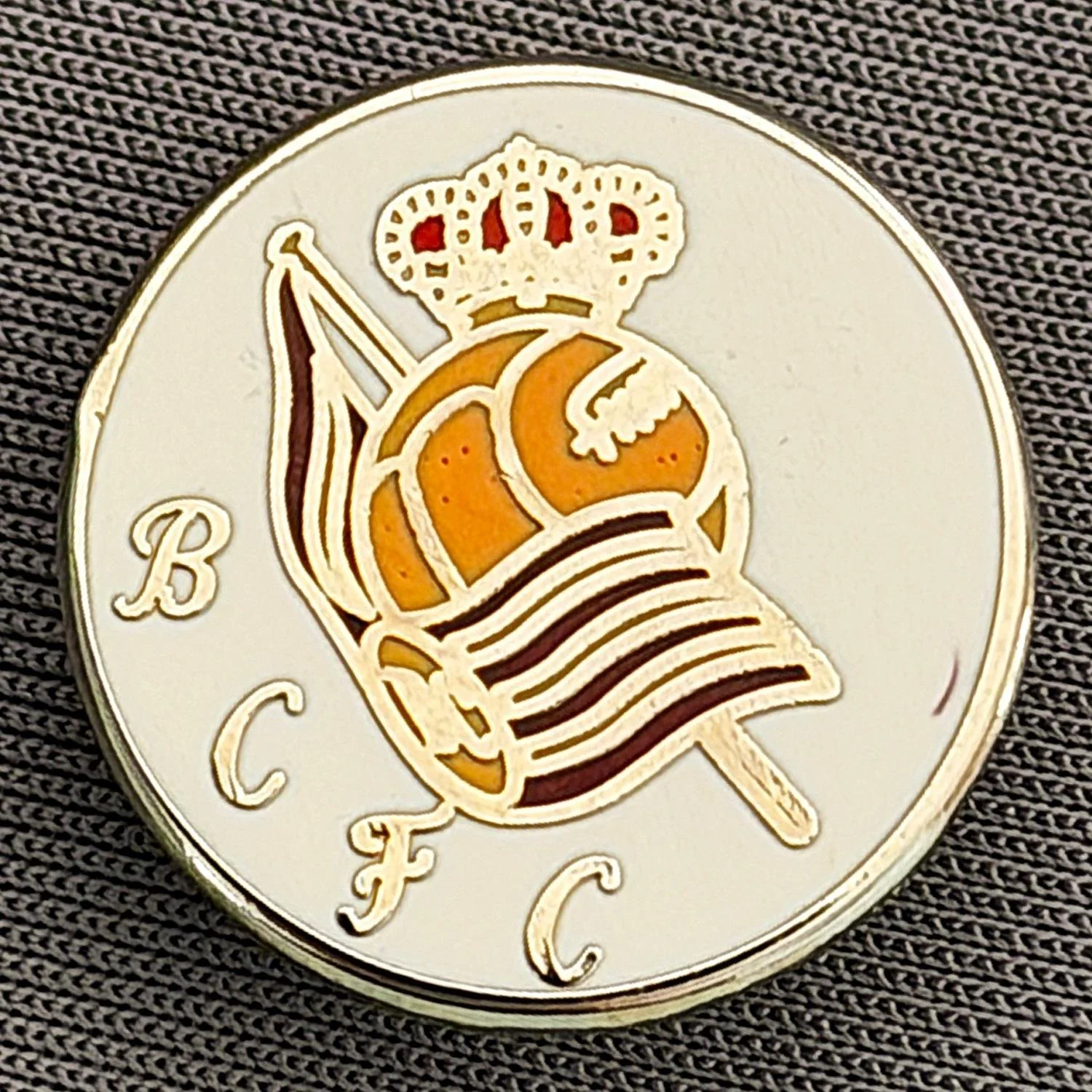 Reference Number: BCBCFC084
Size: D 18.9 mm
Pin Type: Brooch Pin
Plating: Silver
Value: £4
Manufacturer: Unknown
Comments: White BCFC Football & Crown