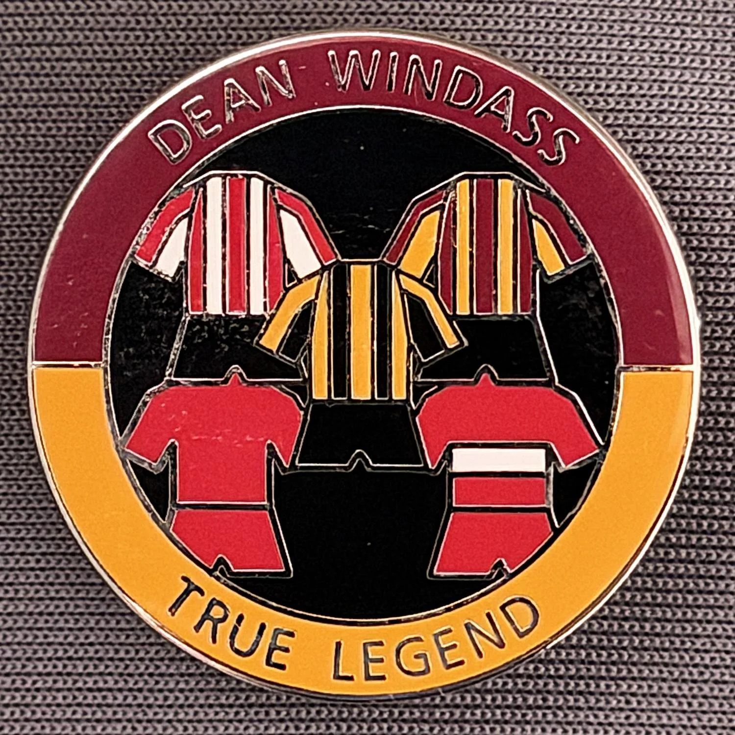 Reference Number: BCUN023
Size: D 26 mm
Pin Type: Brooch Pin
Plating: Silver
Value: £6
Manufacturer: Unknown
Comments: Dean Windass True Legend, Limited Edition 25, Claret & Amber, Silver Version