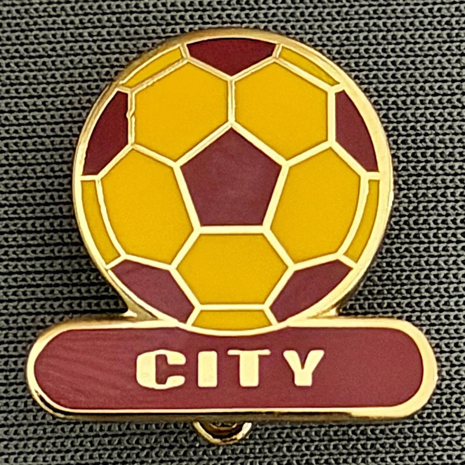 Reference Number: BCBCFC076
Size: H 16.9 mm x W 17.2 mm
Pin Type: Brooch Pin
Plating: Gold
Value: £4
Manufacturer: Badge Union
Comments: Claret & Amber City Ball