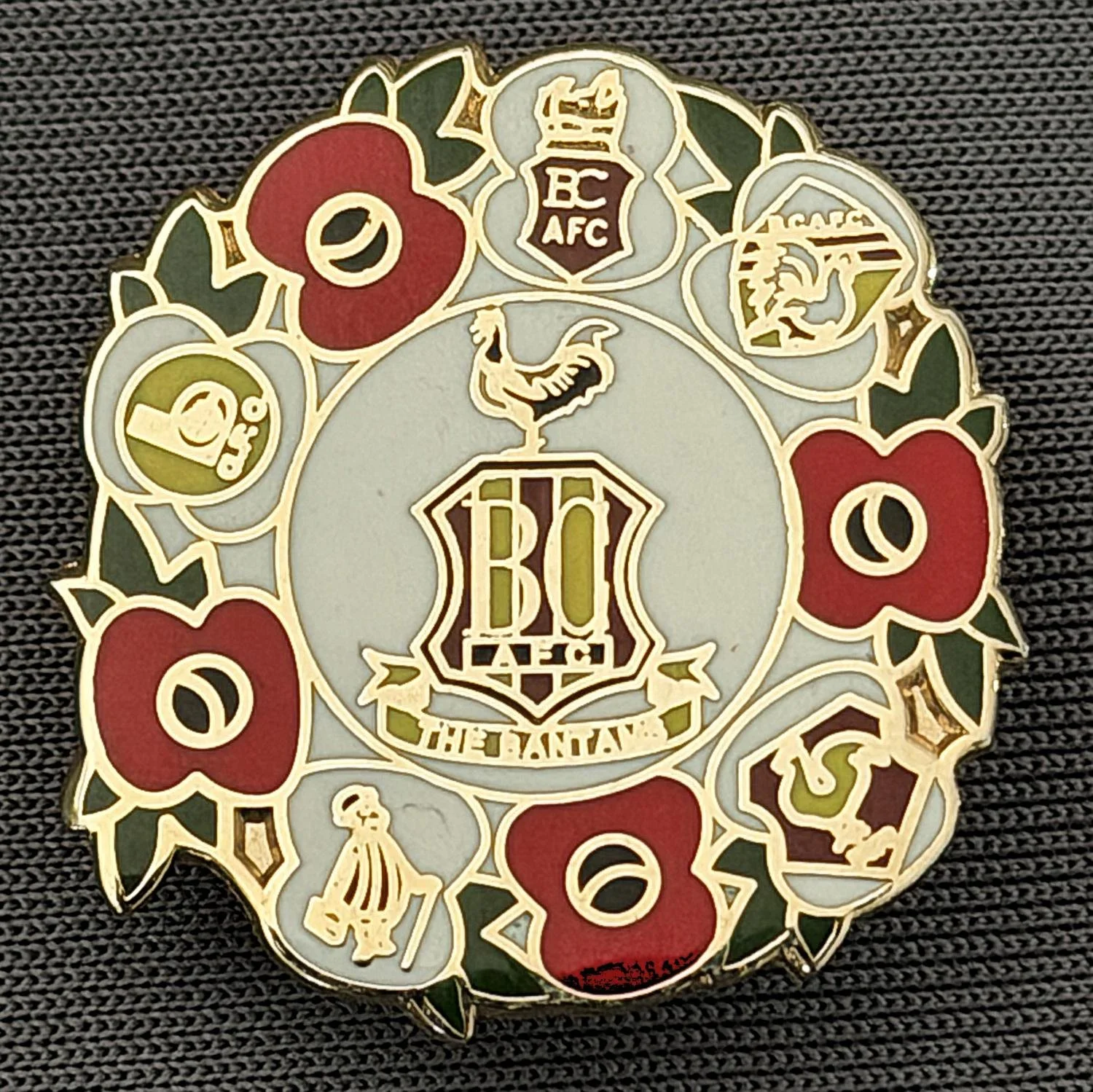 Reference Number: BCMUL022
Size: H 24.3 mm x W 23.7 mm
Pin Type: Brooch Pin
Plating: Gold
Value: £6
Manufacturer: Unknown
Comments: White Poppy Wreath, City Logos, City Gent, Yellow Version