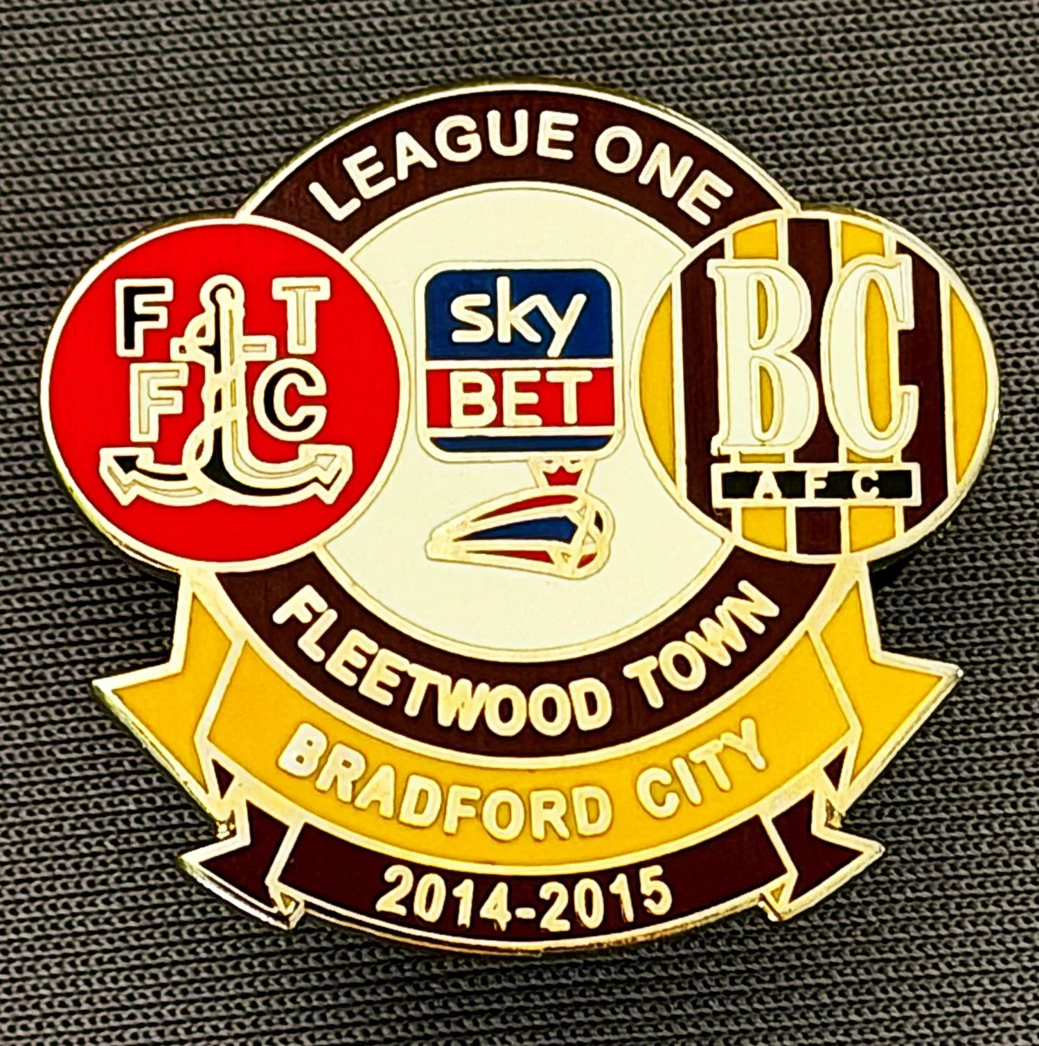 Reference Number: BCOFIX135
Size: H 25.9 mm x W 27.8 mm
Pin Type: Double Rubber Clutch
Plating: Silver
Value: £5
Manufacturer: Unknown
Comments: Fleetwood Town v Bradford City  League One 2014/15, Claret & Amber Version 