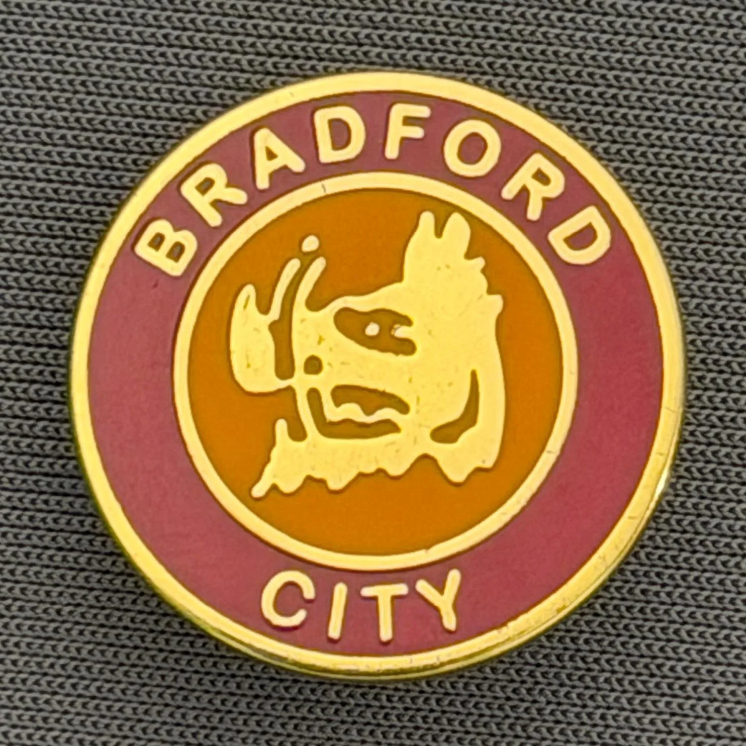Reference Number: BCBOH067
Size: D 20 mm
Pin Type: Brooch Pin
Plating: Gold
Value: £6
Manufacturer: Unknown
Comments: Circular Boar's Head Claret & Amber