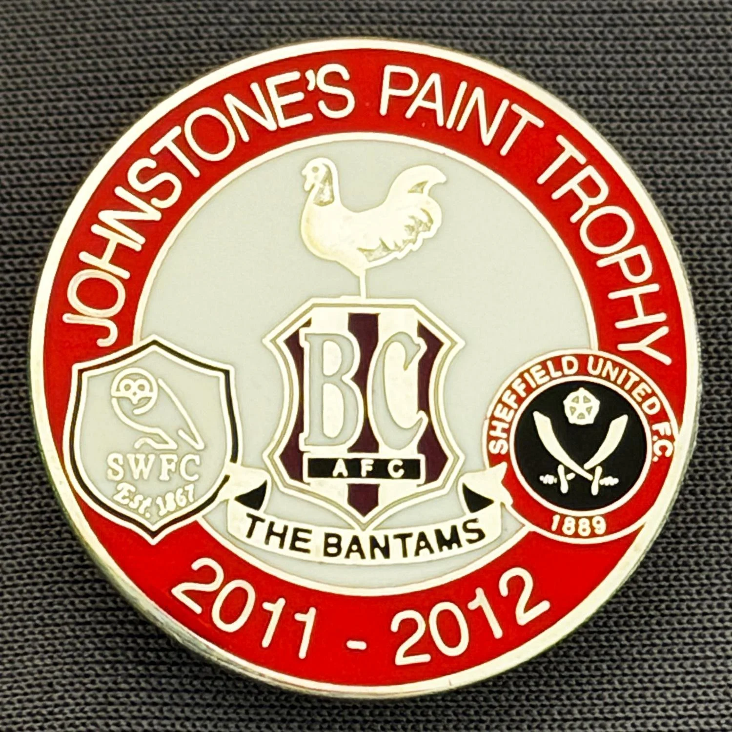 Reference Number: BCOFIX072
Size: D 25.8 mm
Pin Type: Brooch Pin
Plating: Chrome
Value: £5
Manufacturer: Unknown
Comments: Johnstones Paint Trophy 2011/12 Bradford City, Sheff United, Sheffield Wednesday, Red & White Version