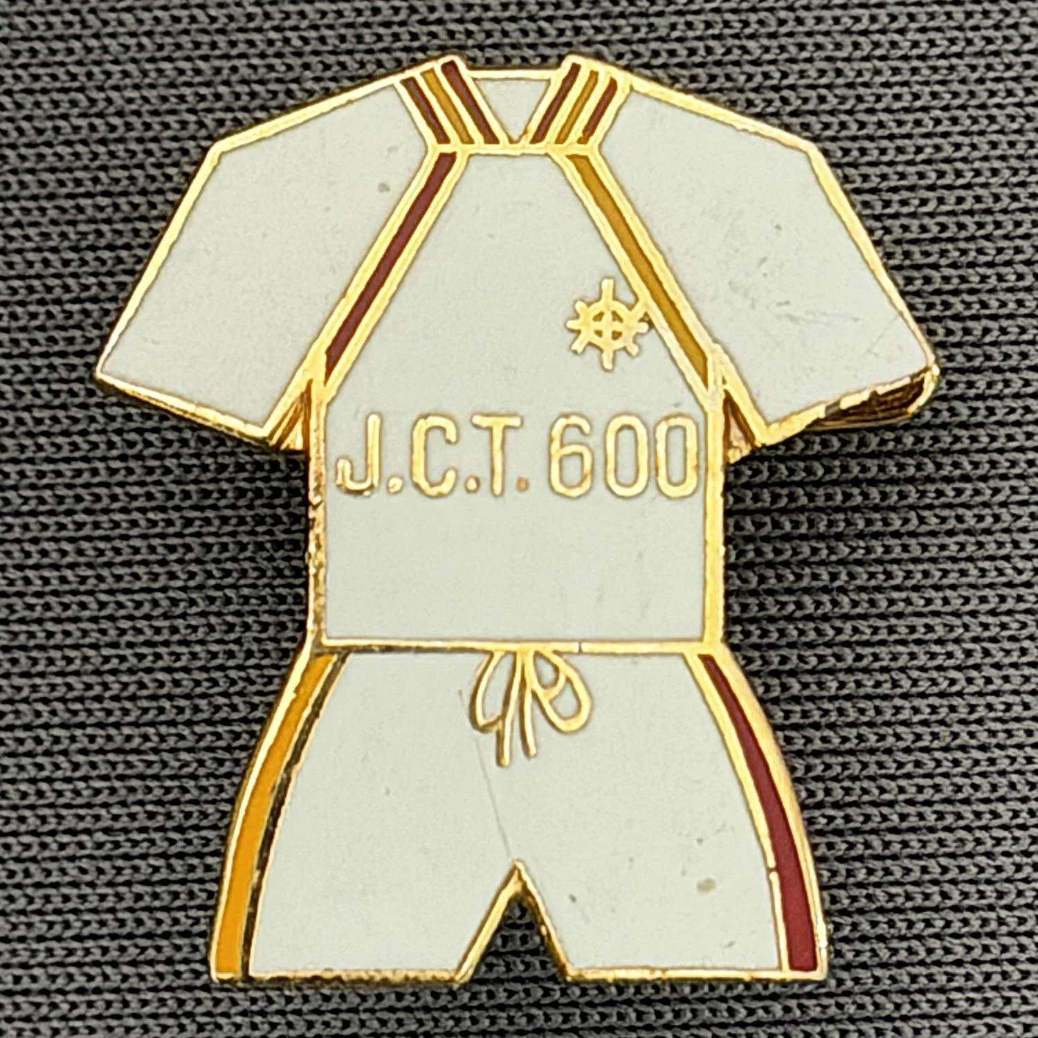 Reference Number: BCKIT019
Size: H 19.8 mm x W 17.8 mm
Pin Type: Brooch Pin
Plating: Gold
Value: £5
Manufacturer: Unknown
Comments: 2000/01 Away Kit