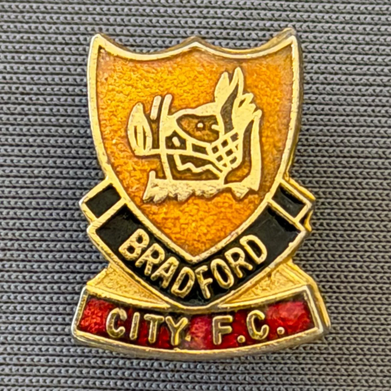 Reference Number: BCBOH028
Size: H 18.8 mm x W 14.4 mm
Pin Type: Brooch Pin
Plating: Gold
Value: £8
Manufacturer: Not Known
Comments: Boar's Head Shield Amber, Black & Claret