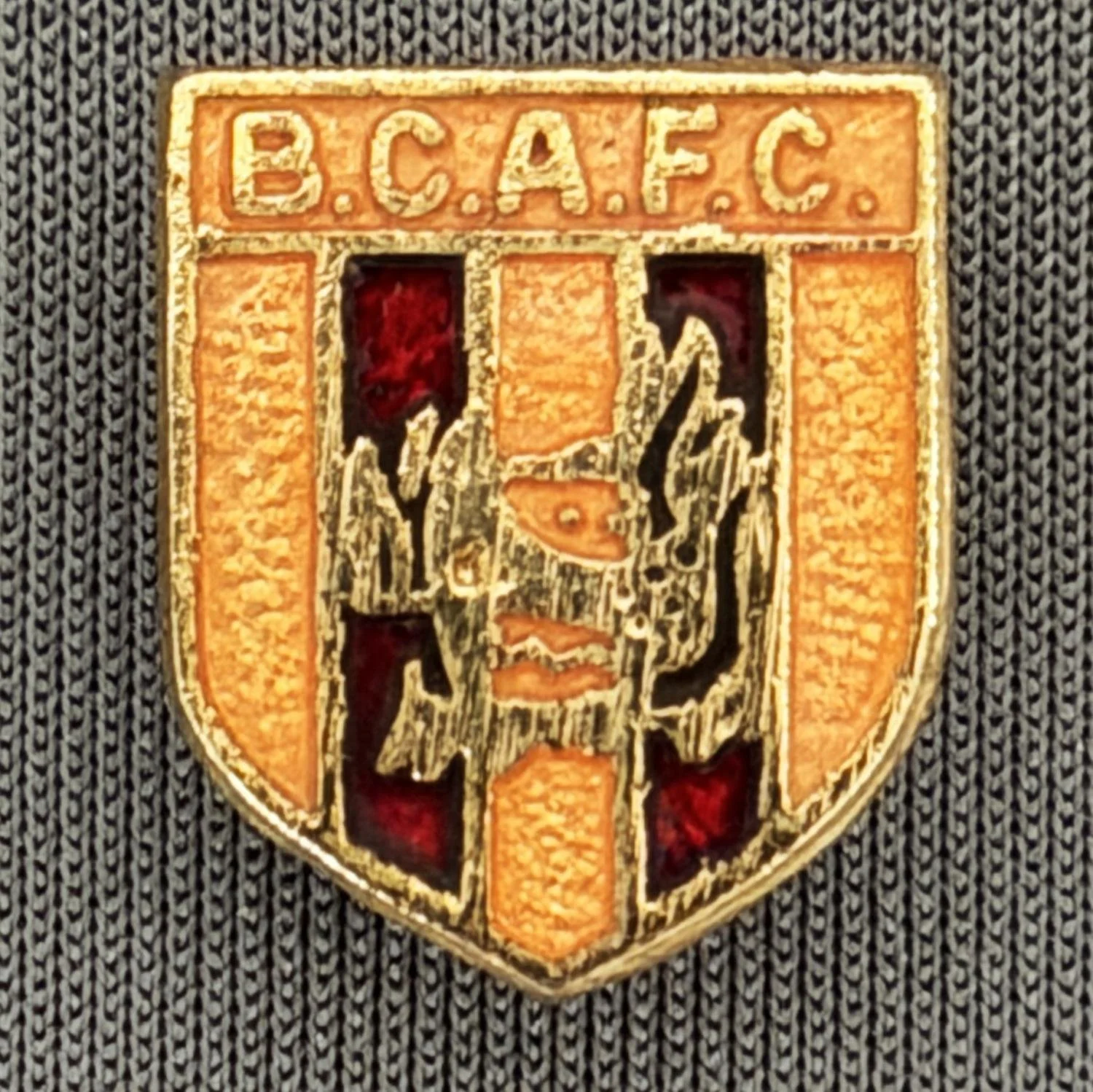 Reference Number: BCBOH016
Size: H 15.8 mm x W 13.2 mm
Pin Type: Brooch Pin
Plating: Gold
Value: £15
Manufacturer: Not Known
Comments: Boar's Head Shield Amber & Claret