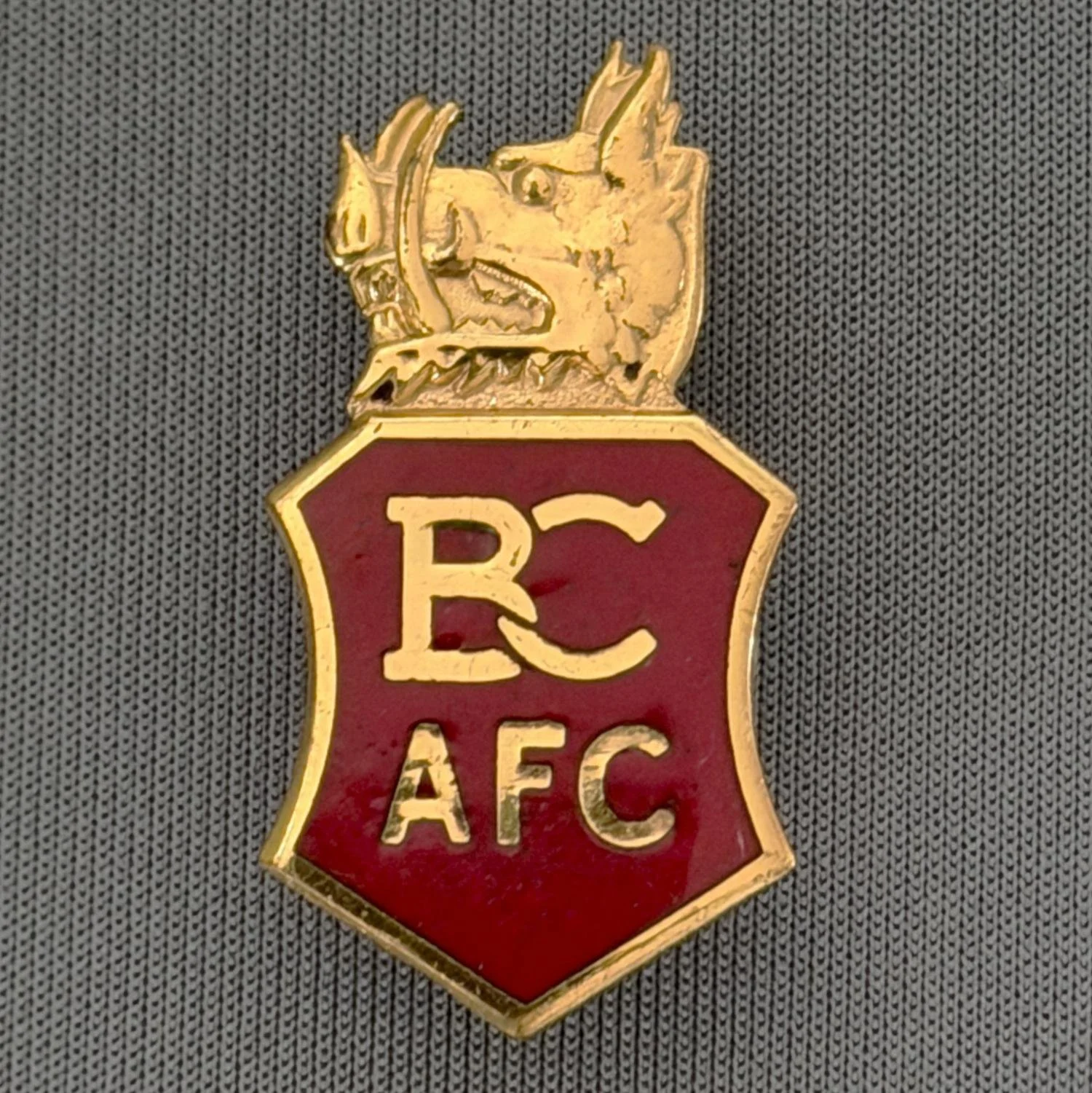 Reference Number: BCBOH003
Size: H 31.7 mm x W 16.6 mm
Pin Type: Brooch Pin
Plating: Gold
Value: £20
Manufacturer: Possibly FC Parry
Comments: Claret Boars Head