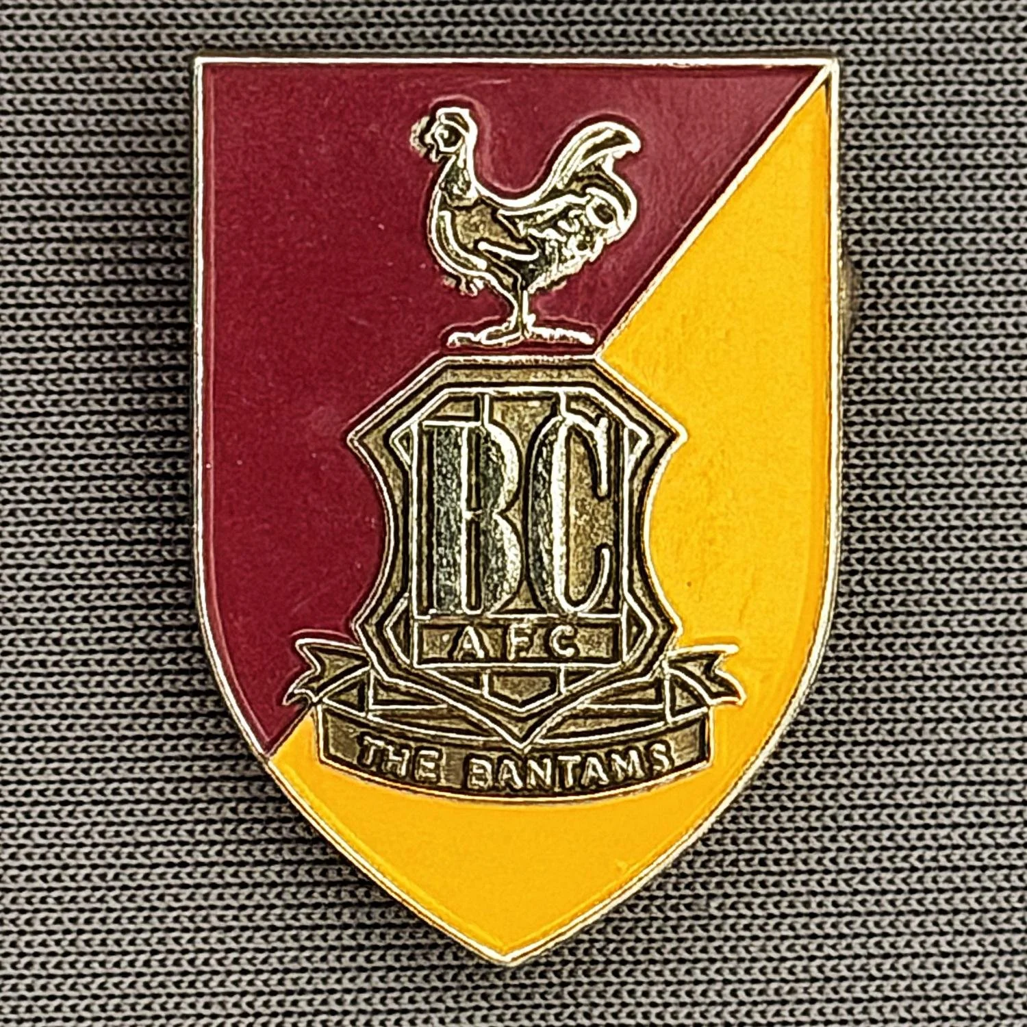 Reference Number: BCC&L037
Size: H 24.9 mm x 17.6 mm
Pin Type: Brooch Pin
Plating: Gold
Value: £8
Manufacturer: Unknown
Comments: Claret & Amber City Logo Shield