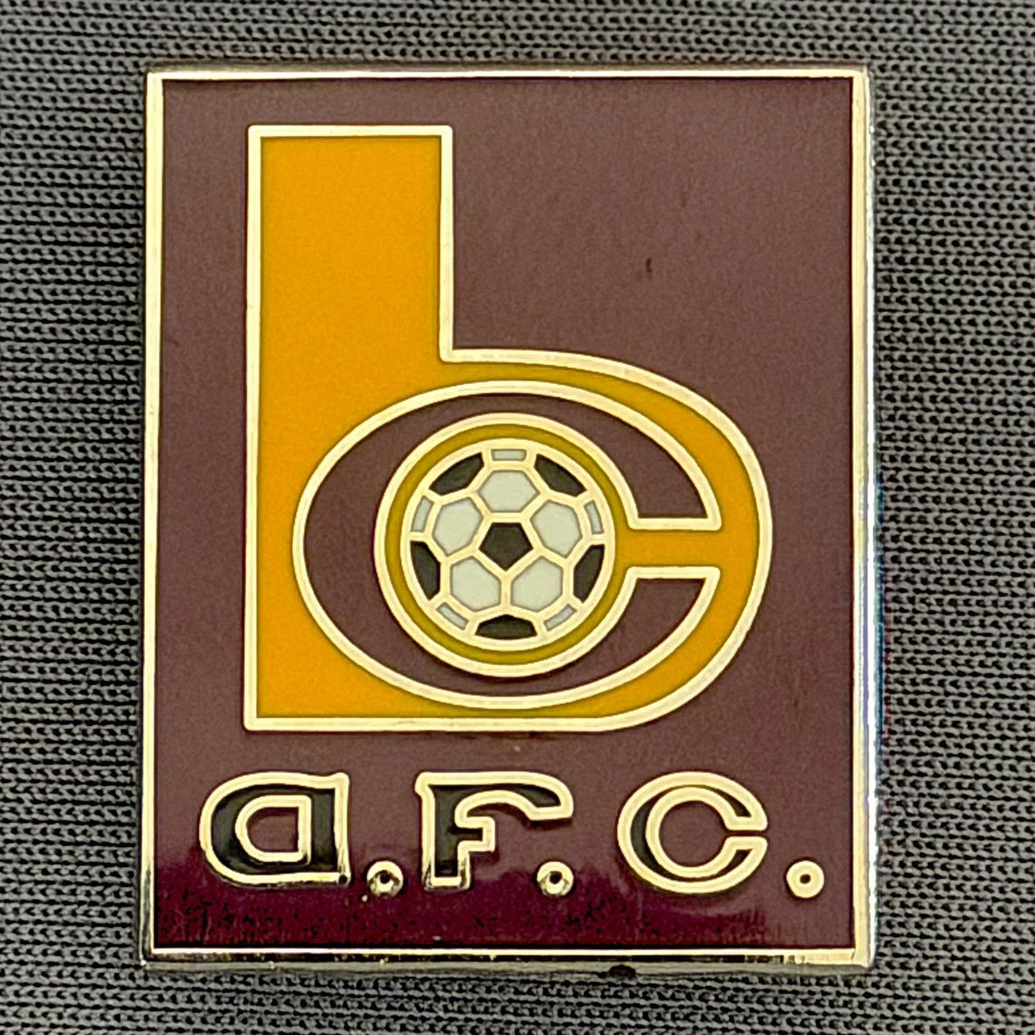 Reference Number: BCC&L144
Size: H 26 mm x 20.7 mm
Pin Type: Brooch Pin
Plating: Silver
Value: £6
Manufacturer: Unknown
Comments: Oblong Claret BC Logo