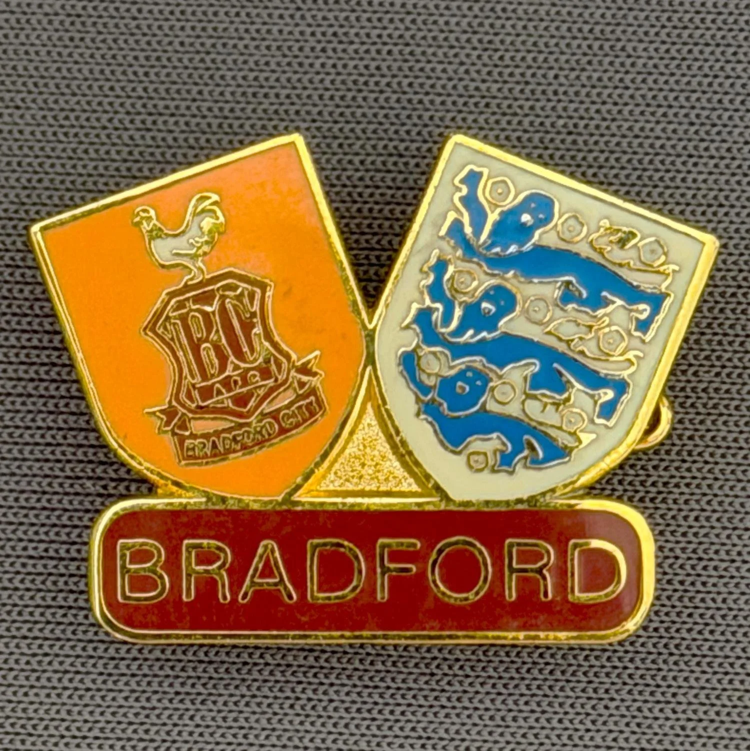 Reference Number: BCC&L027
Size: H 18.2 mm x W 24.8 mm
Pin Type: Brooch Pin
Plating: Gold
Value: £8
Manufacturer: Unknown
Comments: City Crest Bradford, England Shield