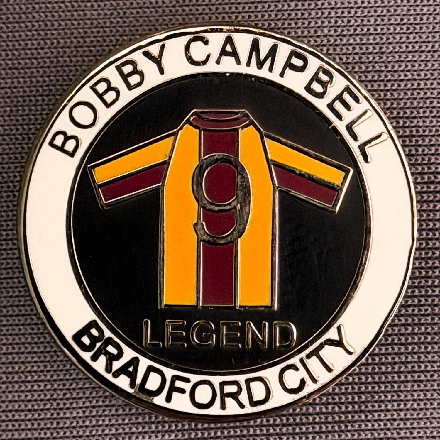 Reference Number: BCUN020
Size: D 24.3 mm
Pin Type: Brooch Pin
Plating: Black Nickel
Value: £6
Manufacturer: Unknown
Comments: Bobby Campbell White & Black Legend