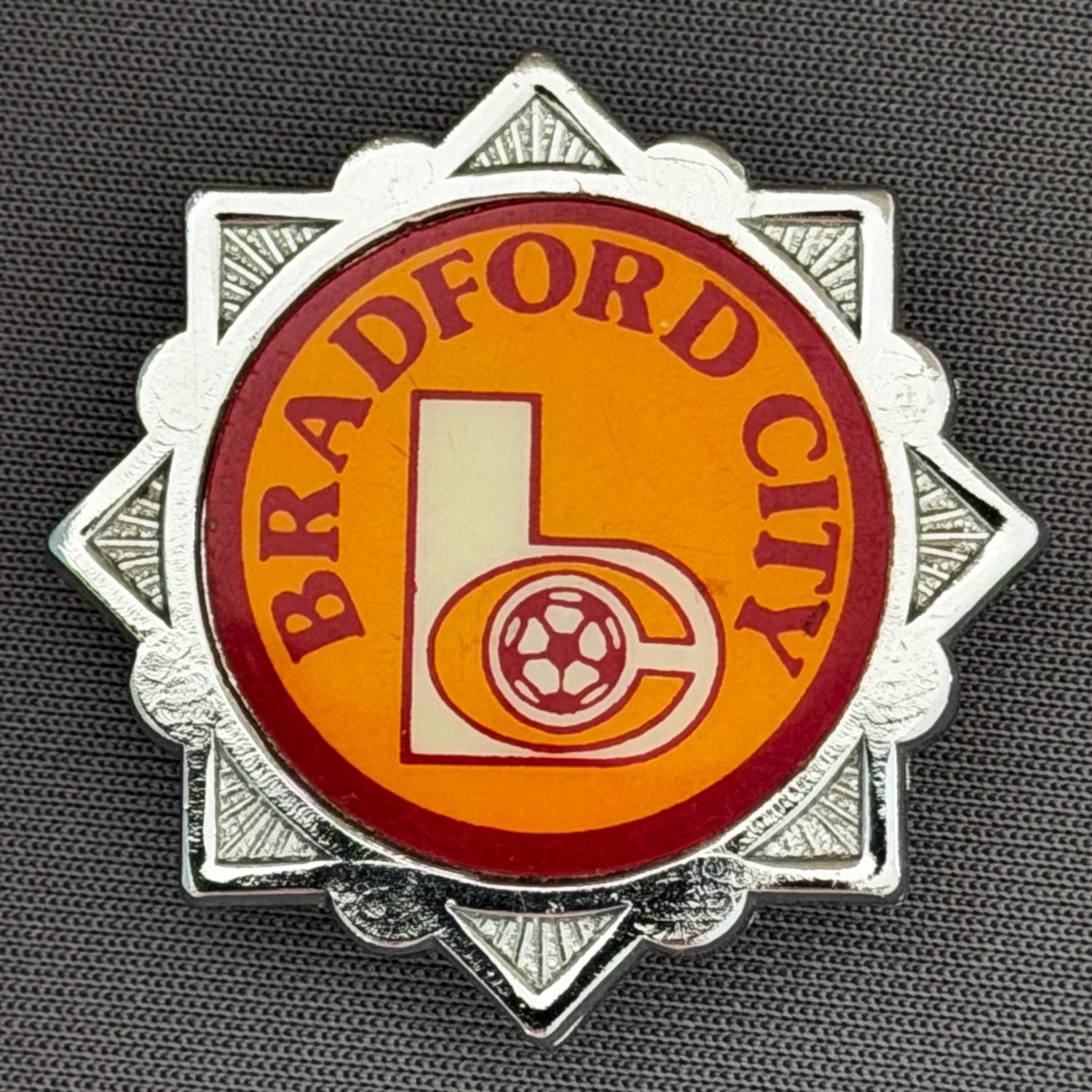 Reference Number: BCC&L006
Size: H 33.5 mm x W 33.5 mm
Pin Type: Brooch Pin
Plating: Silver
Value: £12
Manufacturer: Clubman
Comments: Mid 70s Star BC Plastic Insert