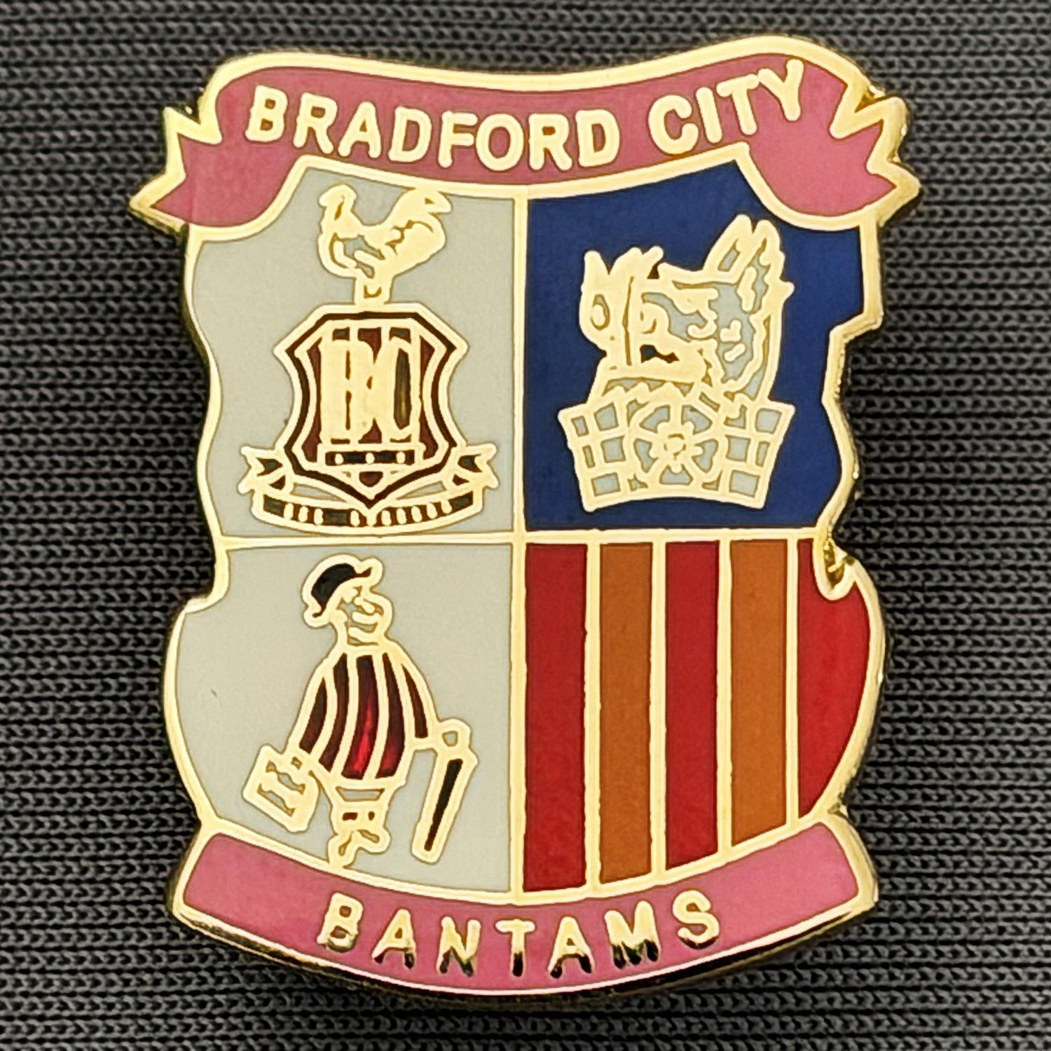 Reference Number: BCMUL016
Size: H 24.9 mm x W 20.4 mm
Pin Type: Metal Clutch
Plating: Gold
Value: £6
Manufacturer: Unknown
Comments: City Logo, Boar's Head, City Gent, Pink Version