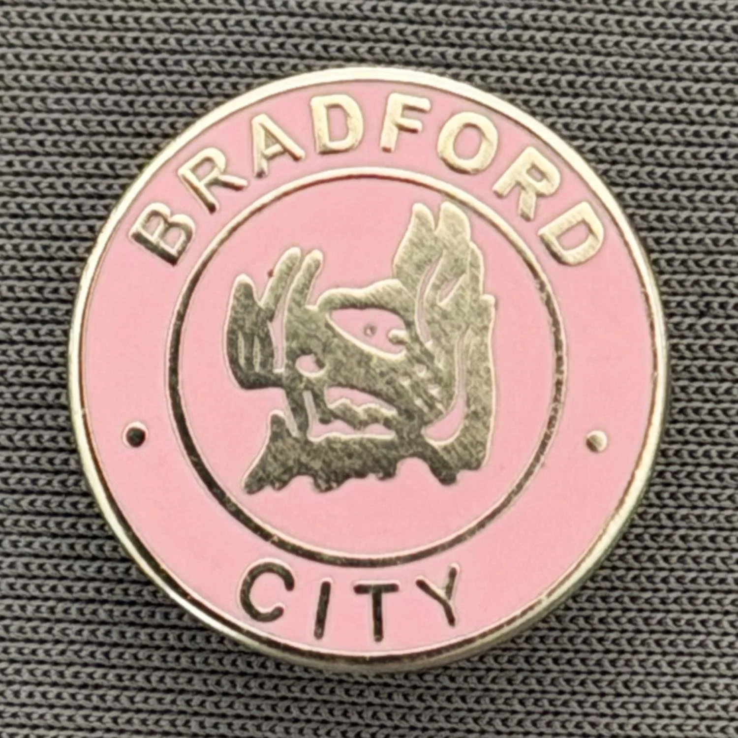Reference Number: BCBOH081
Size: D 16.6 mm
Pin Type: Brooch Pin
Plating: Silver
Value: £6
Manufacturer: Unknown
Comments: Circular Boar's Head Pink