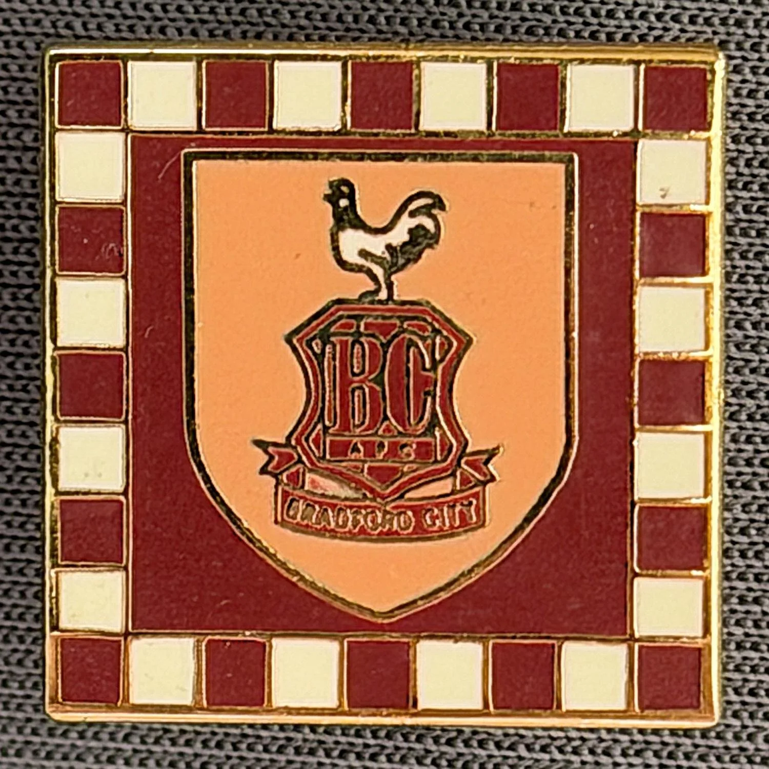 Reference Number: BCC&L017
Size: H 17.1 mm x W 17.1 mm
Pin Type: Brooch Pin
Plating: Gold
Value: £6
Manufacturer: Unknown
Comments: Claret & White Check City Logo