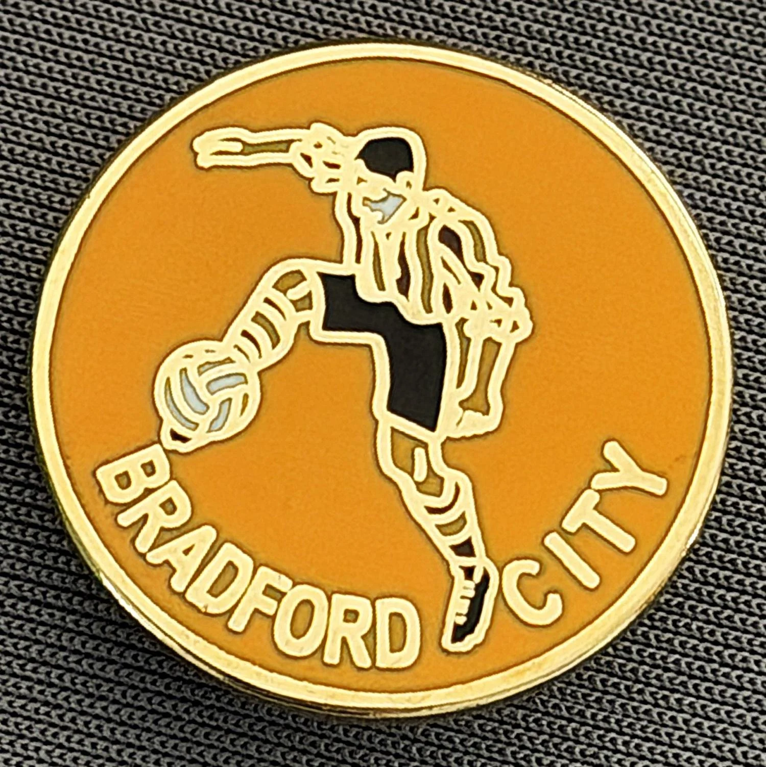 Reference Number: BCBCFC087
Size: D 22.1 mm
Pin Type: Brooch Pin
Plating: Gold
Value: £4
Manufacturer: Unknown
Comments: Bradford City Footballer Amber Version