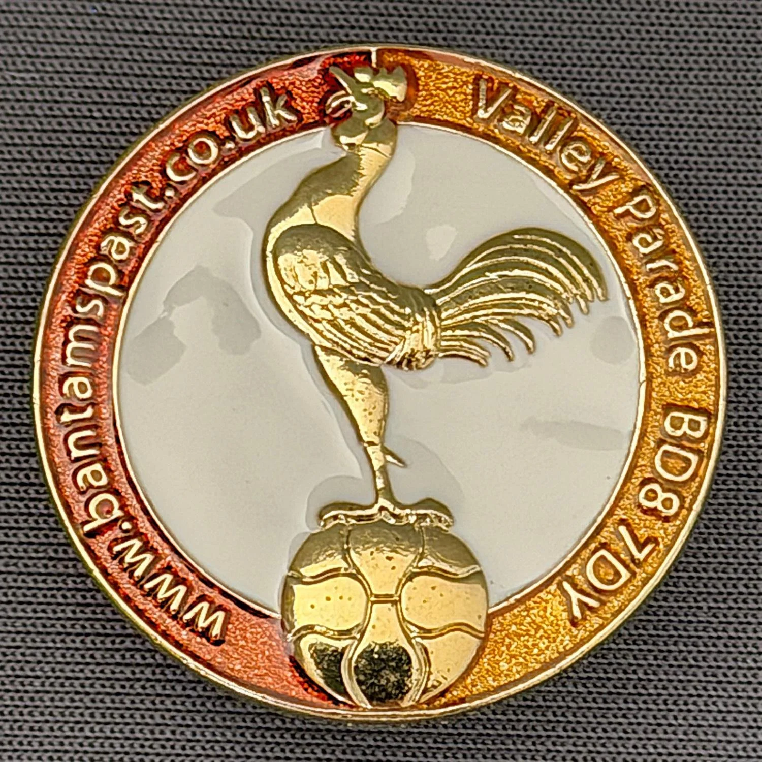 Reference Number: BCBAN014
Size: D 27.9 mm
Pin Type: Brooch Pin
Plating: Gold
Value: £8
Manufacturer: Paraders
Comments: White, Amber & Claret Bantam Crest