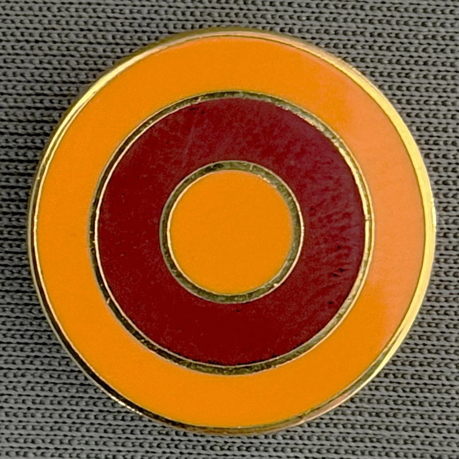 Reference Number: BCUN059
Size: D 18.2 mm
Pin Type: Brooch Pin
Plating: Gold
Value: £6
Manufacturer: Unknown
Comments: Claret & Amber Roundel