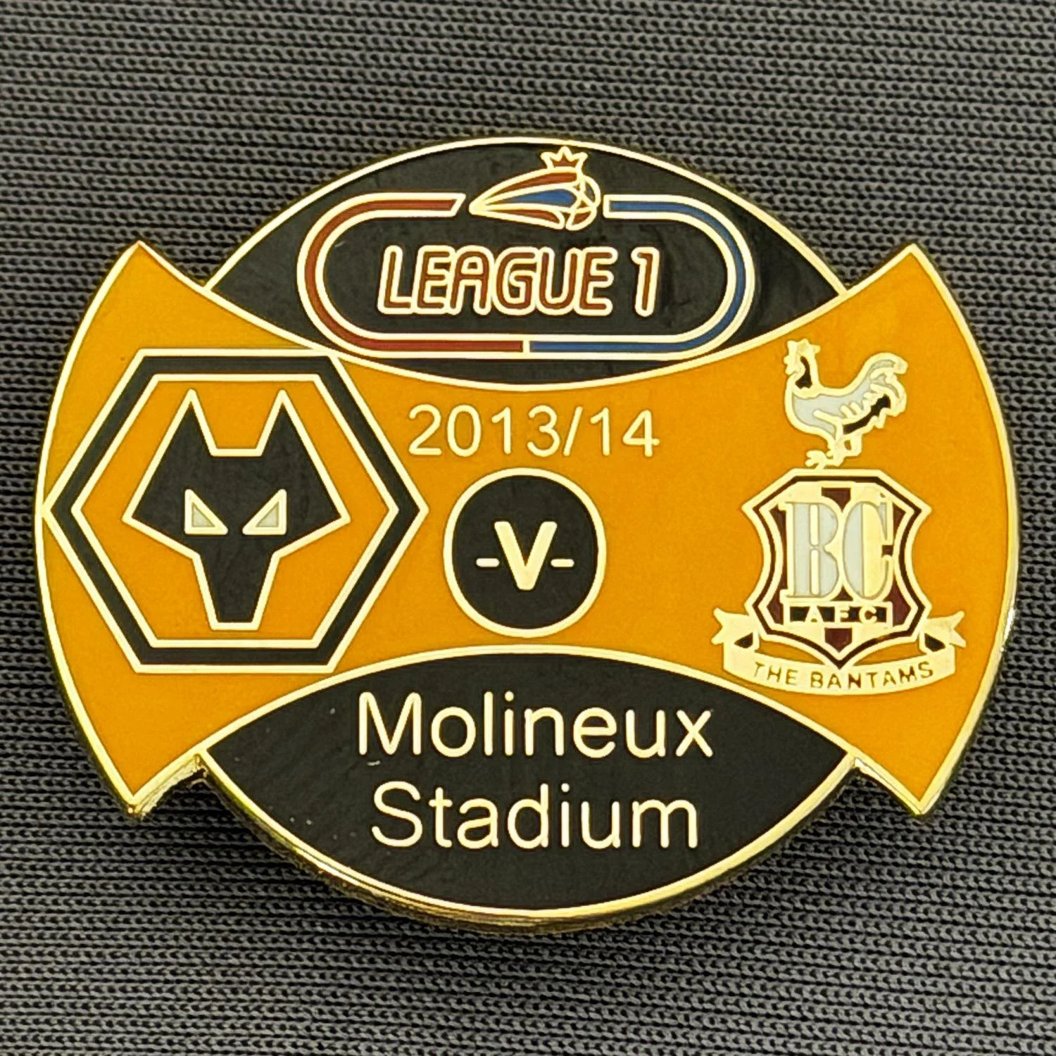 Reference Number: BCOFIX091
Size: H 26.6 mm x W 32.1 mm
Pin Type: Brooch Pin
Plating: Gold
Value: £5
Manufacturer: Unknown
Comments: Wolves v Bradford City League One 2013/14, Black & Gold Version
