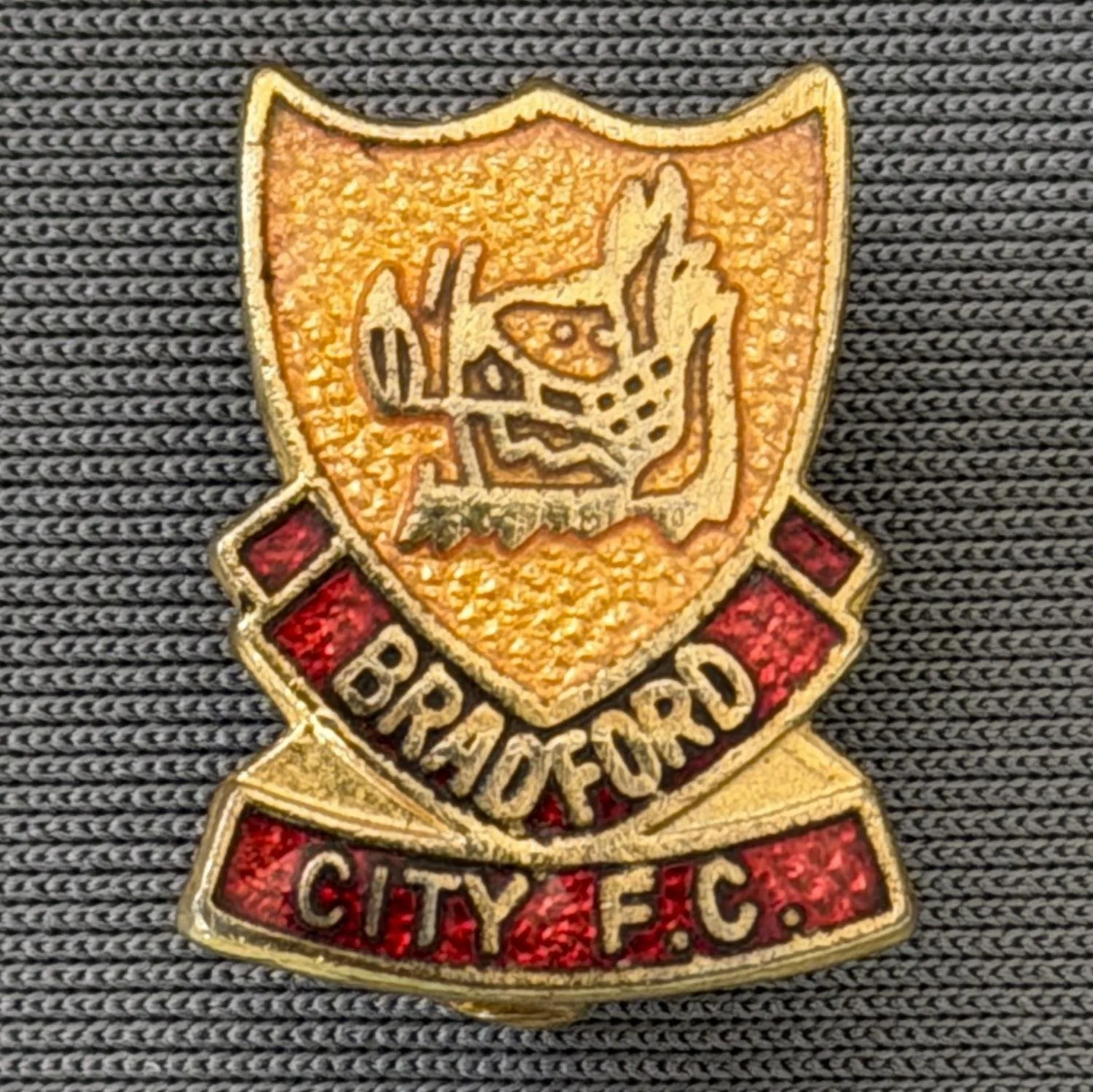 Reference Number: BCBOH026
Size: H 18.8 mm x W 14.4 mm
Pin Type: Brooch Pin
Plating: Gold
Value: £8
Manufacturer: Not Known
Comments: Boar's Head Shield Amber & Claret