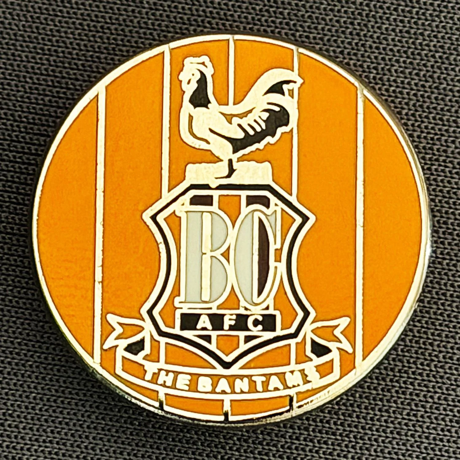 Reference Number: BCC&L120
Size: D 22.3 mm
Pin Type: Brooch Pin
Plating: Silver
Value: £6
Manufacturer: Unknown
Comments: Circular Amber Stripes, City Crest