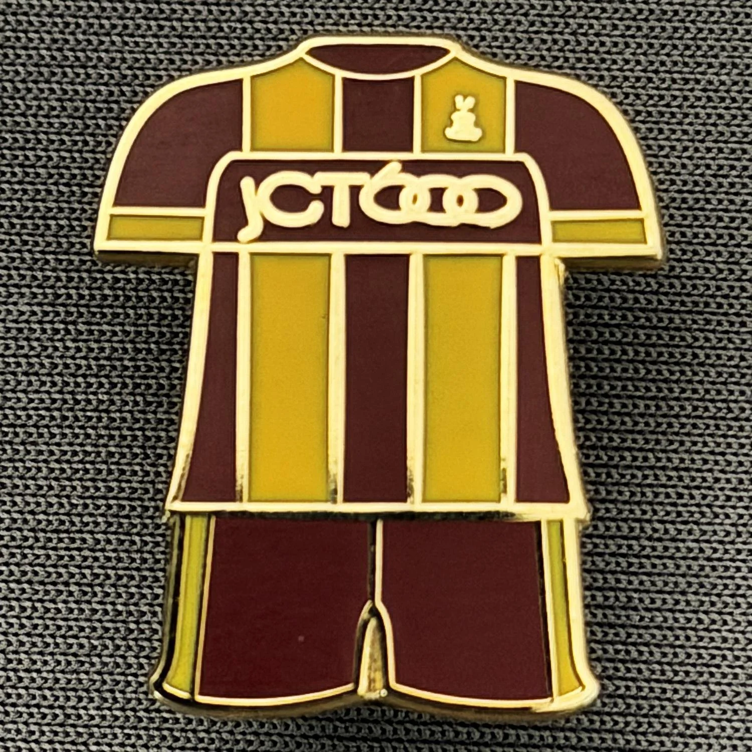 Reference Number: BCKIT031
Size: H 22.3 mm x W 18.6 mm
Pin Type: Brooch Pin
Plating: Gold
Value: £5
Manufacturer: Unknown
Comments: 2017/18 Home Kit, Claret & Yellow