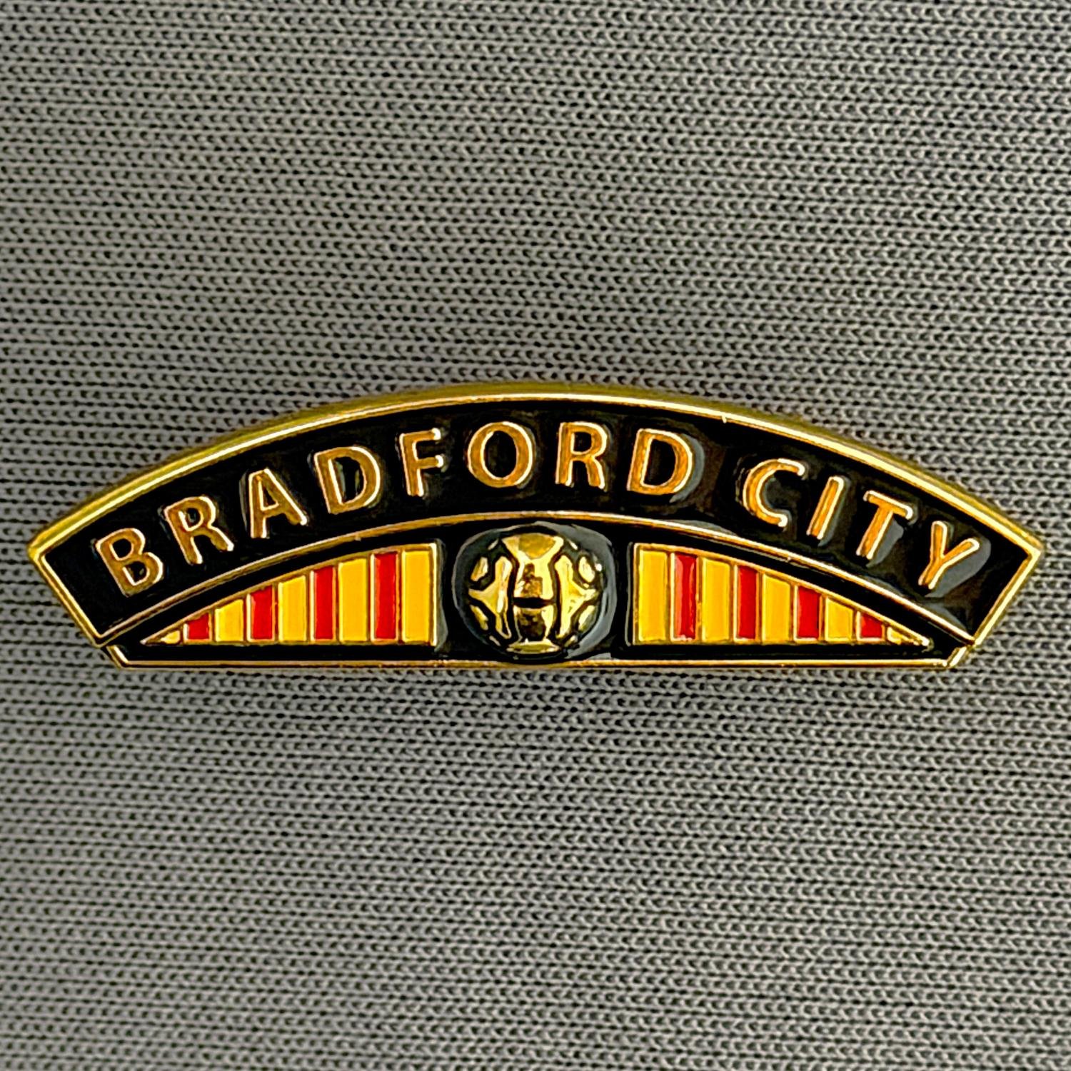 Reference Number: BCBCFC055
Size: H 8.7 mm x W 30 mm
Pin Type: Brooch Pin
Plating: Gold
Value: £6
Manufacturer: Unknown
Comments: Bradford City 3D Striped Railway Engine Nameplate 