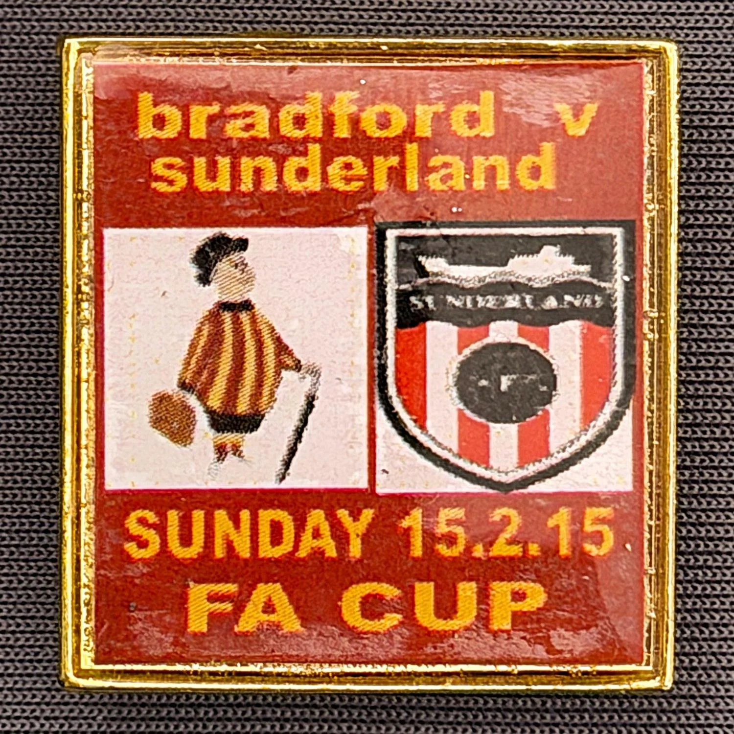 Reference Number: BCFAC135
Size: H 27.6 mm x W 25.8 mm
Pin Type: Brooch Pin
Plating: Gold
Value: £4
Manufacturer: Unknown
Comments: F.A. Cup Fifth Round 2015 v Sunderland, Plastic Dome
