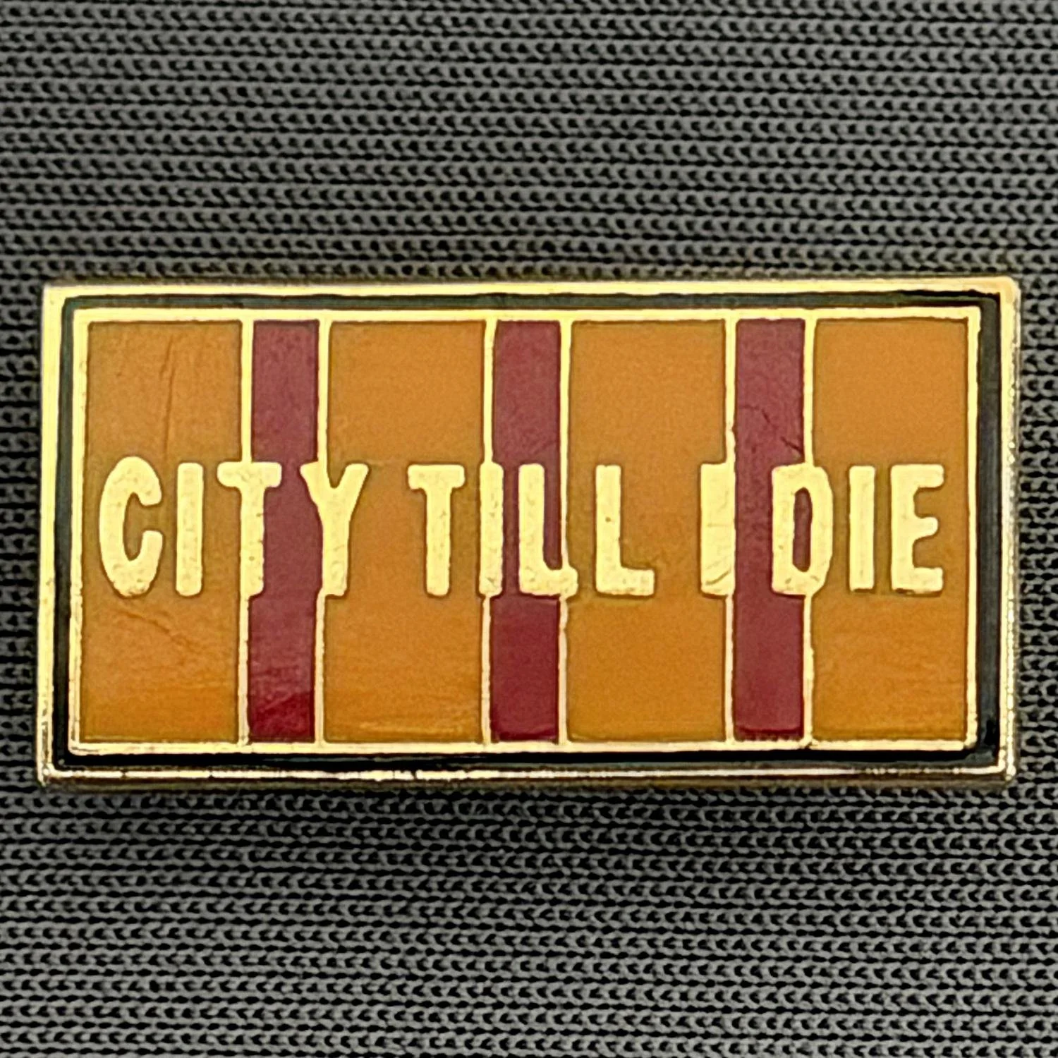 Reference Number: BCBCFC028
Size: H 11.5 mm x W 22.1 mm
Pin Type: Brooch Pin
Plating: Gold
Value: £6
Manufacturer: Unknown
Comments: City Till I Die