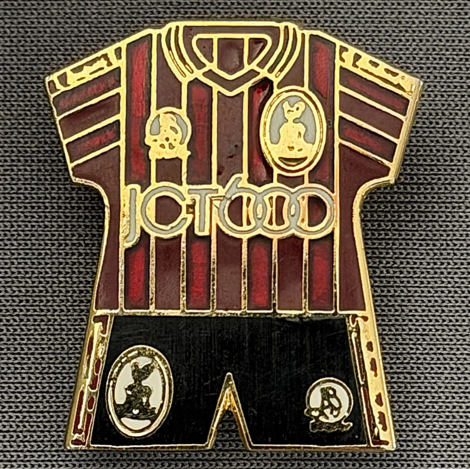 Reference Number: BCKIT015
Size: H 25.1 mm x W 22.1 mm
Pin Type: Brooch Pin
Plating: Gold
Value: £6
Manufacturer: Unknown
Comments: 1997/98 Kit, Different Enamel