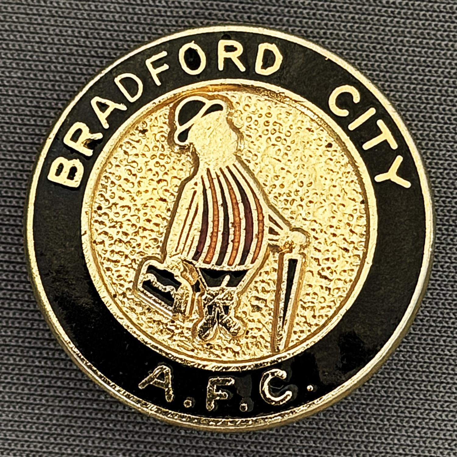 Reference Number: BCGEN012
Size: D 25.5 mm
Pin Type: Brooch Pin
Plating: Gold
Value: £10
Manufacturer: Unknown
Comments: Circular City Gent A.F.C. 3 Dots
