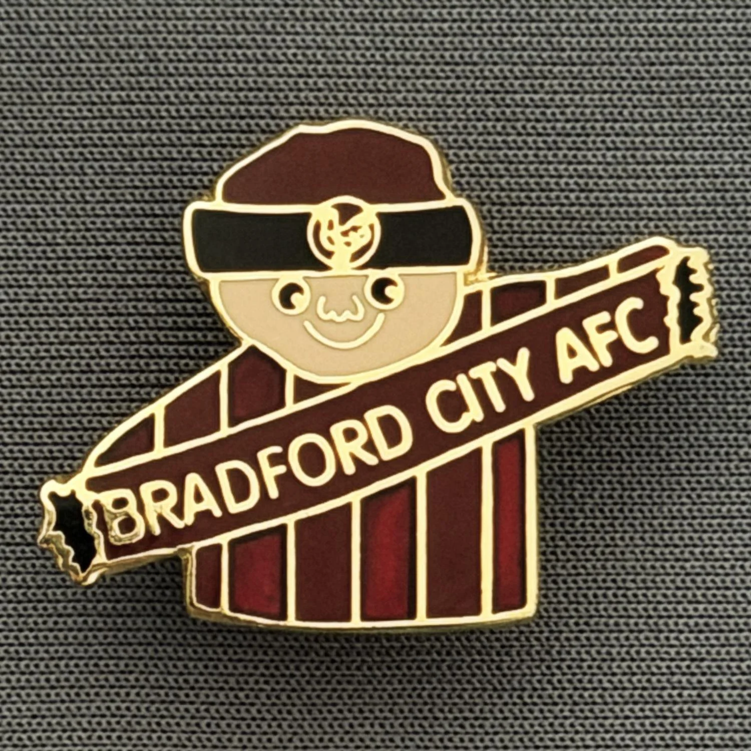 Reference Number: BCCTN006
Size: H 20.9 mm x W 29.4 mm
Pin Type: Brooch Pin
Plating: Gold
Value: £6
Manufacturer: Not Known
Comments: Snowman in City kit (Different Enamels)
