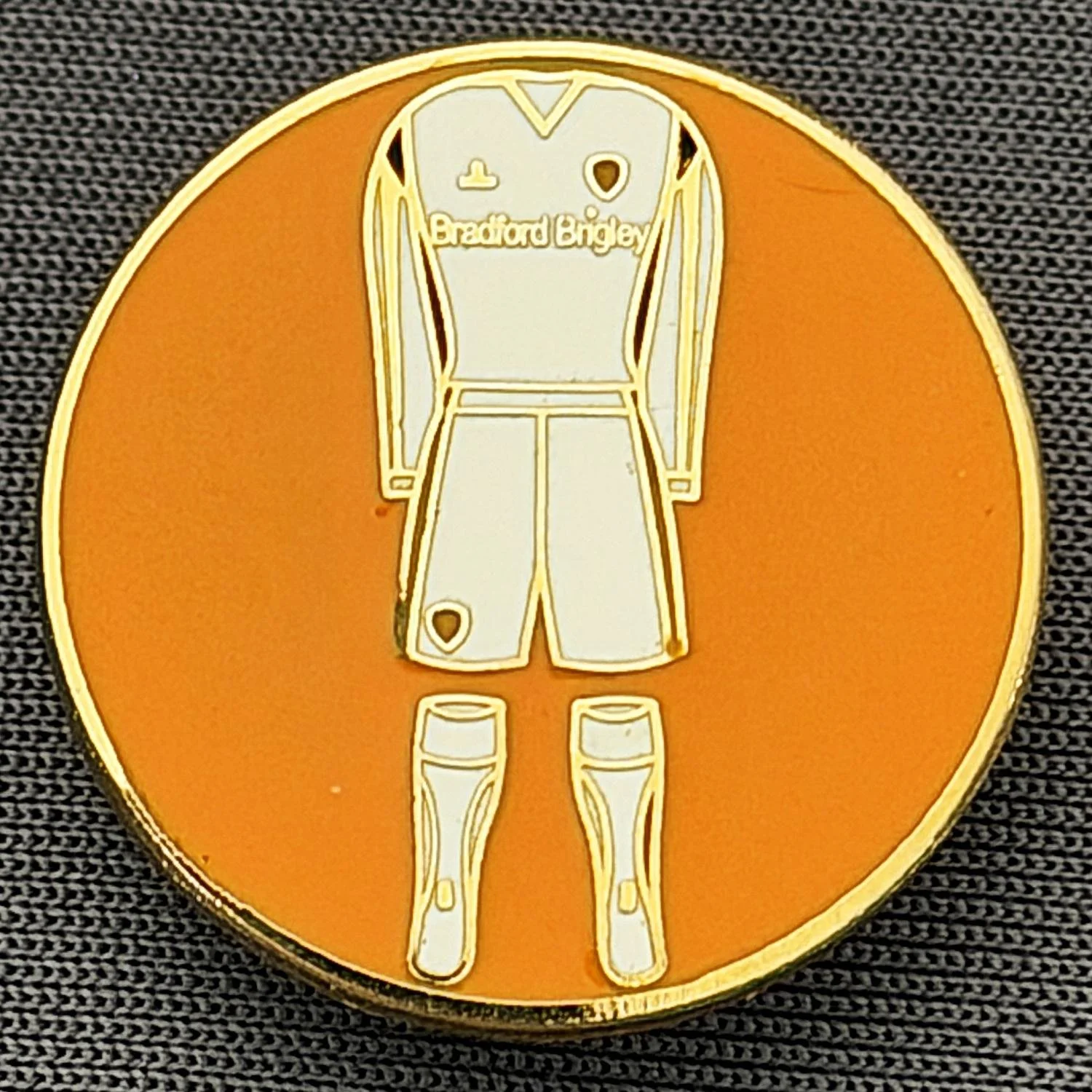 Reference Number: BCKIT076
Size: D 22.1 mm
Pin Type: Brooch Pin
Plating: Gold
Value: £6
Manufacturer: Unknown
Comments: White City Kit, Amber Circular Surround