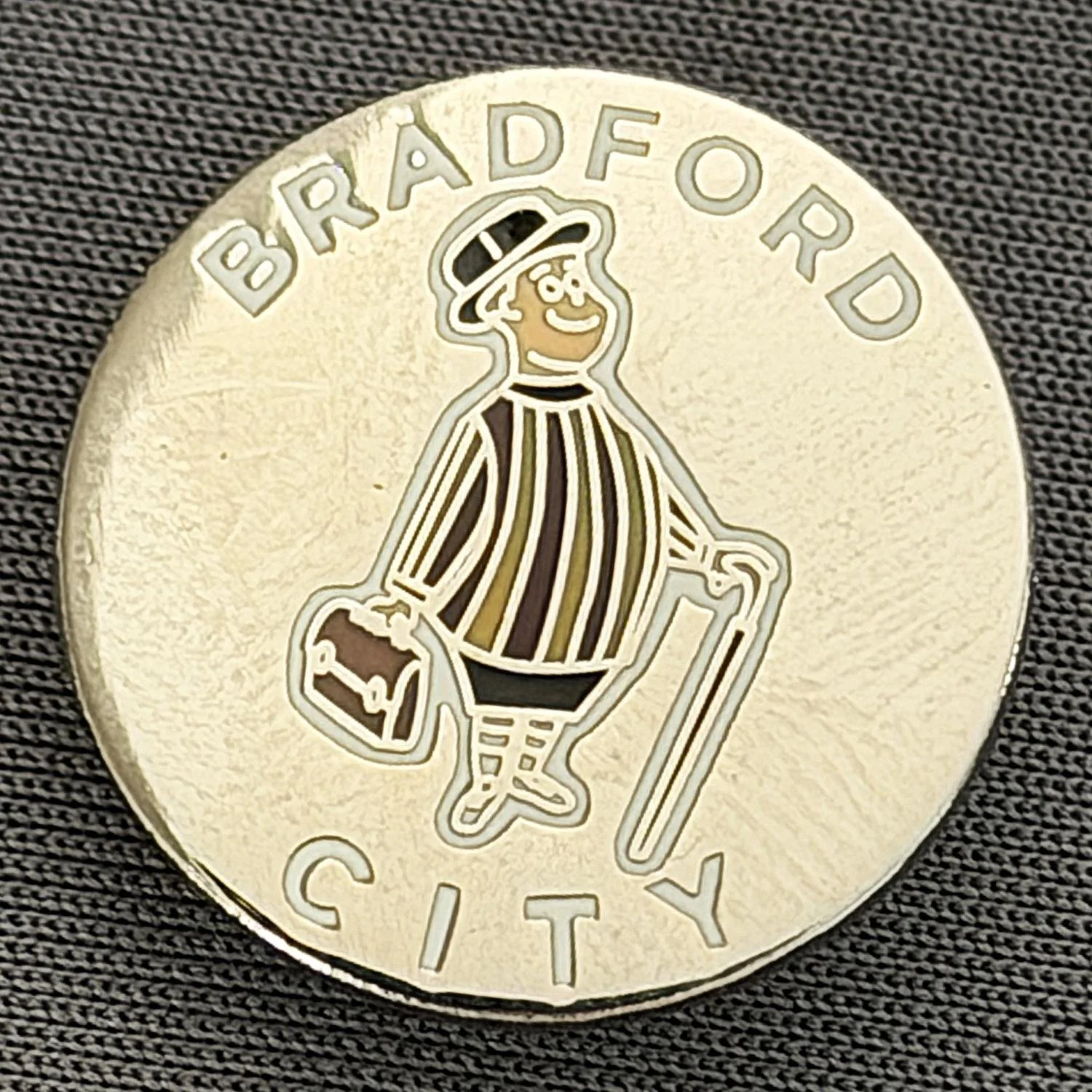 Reference Number: BCGEN106
Size: D 20.1 mm
Pin Type: Brooch Pin
Plating: Silver
Value: £6
Manufacturer: Unknown
Comments: Circular City Gent