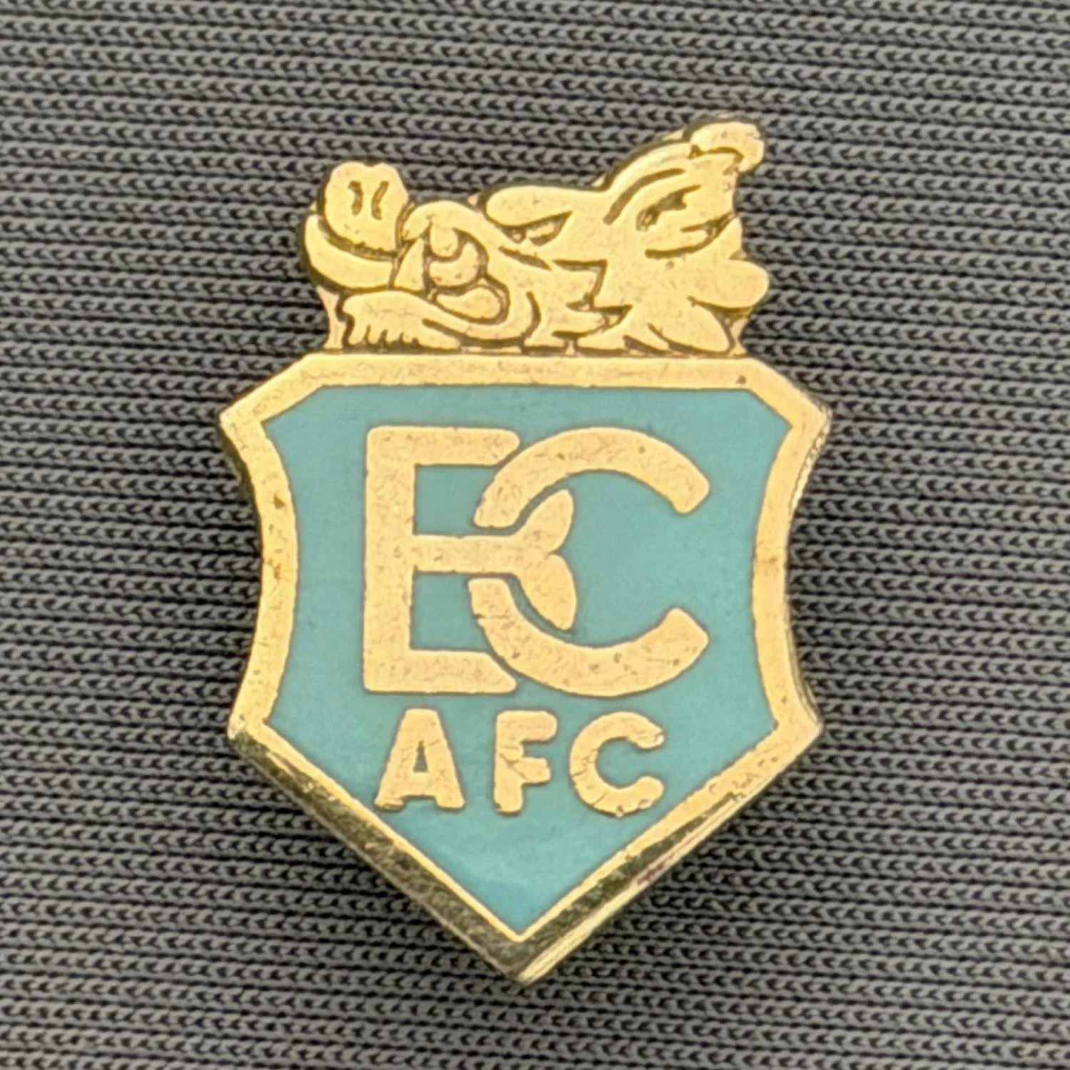 Reference Number: BCBOH038
Size: H 20.5 mm x W 13.7 mm
Pin Type: Brooch Pin
Plating: Gold
Value: £6
Manufacturer: Not Known
Comments: Blue Squashed Boar's Head
