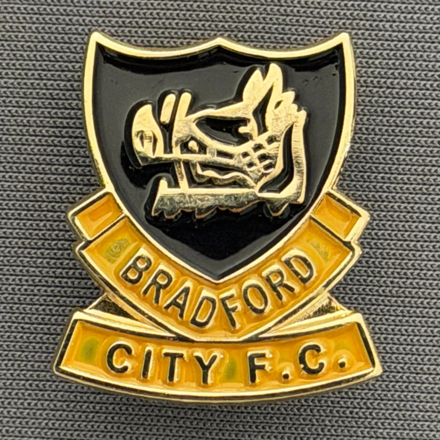 Reference Number: BCBOH056
Size: H 22.8 x W 20.4 mm
Pin Type: Brooch Pin
Plating: Gold
Value: £6
Manufacturer: Unknown
Comments: Black & Amber Boar's Head Shield