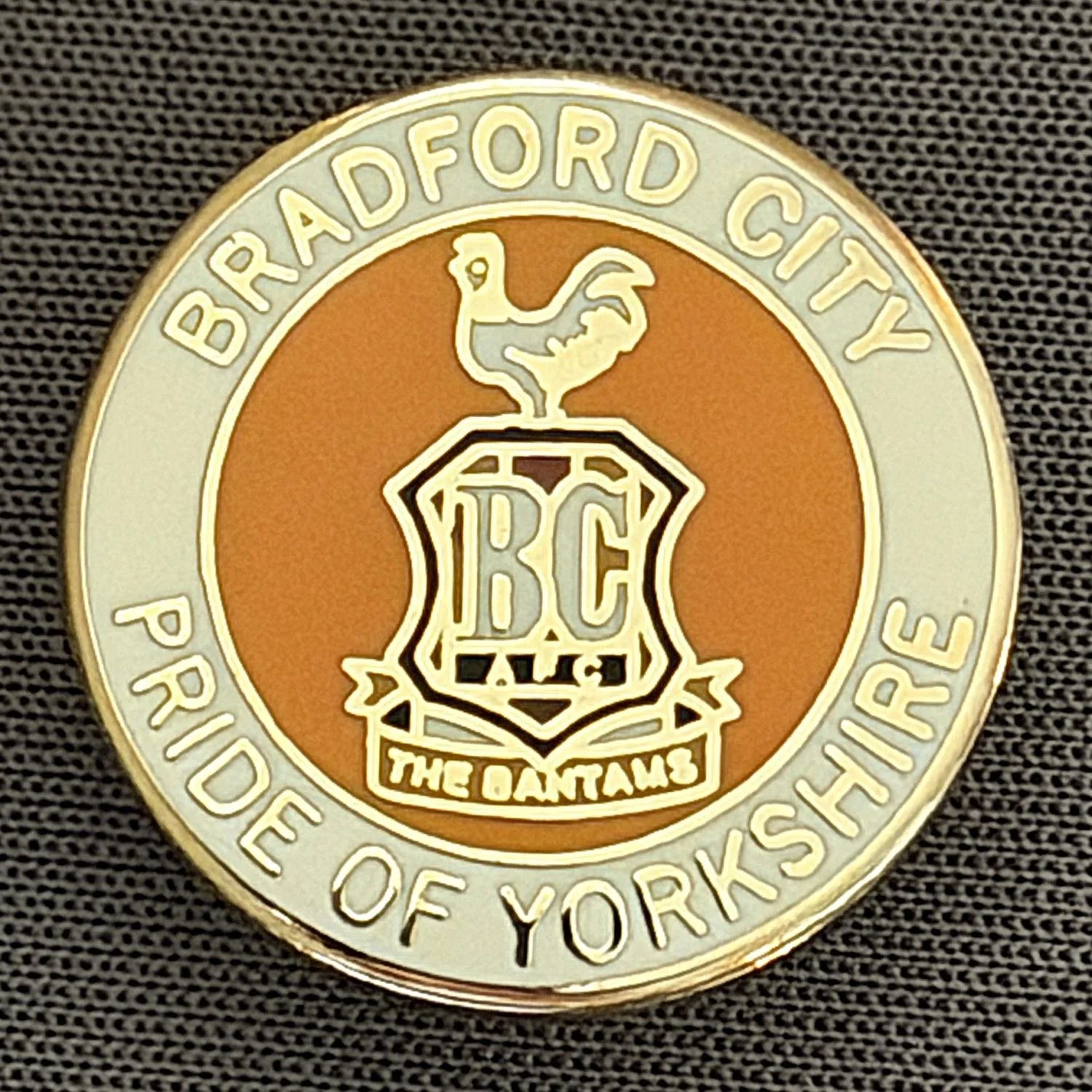 Reference Number: BCC&L104
Size: D 19.3 mm
Pin Type: Brooch Pin
Plating: Gold
Value: £6
Manufacturer: Unknown
Comments: White & Amber, Pride of Yorkshire City Crest