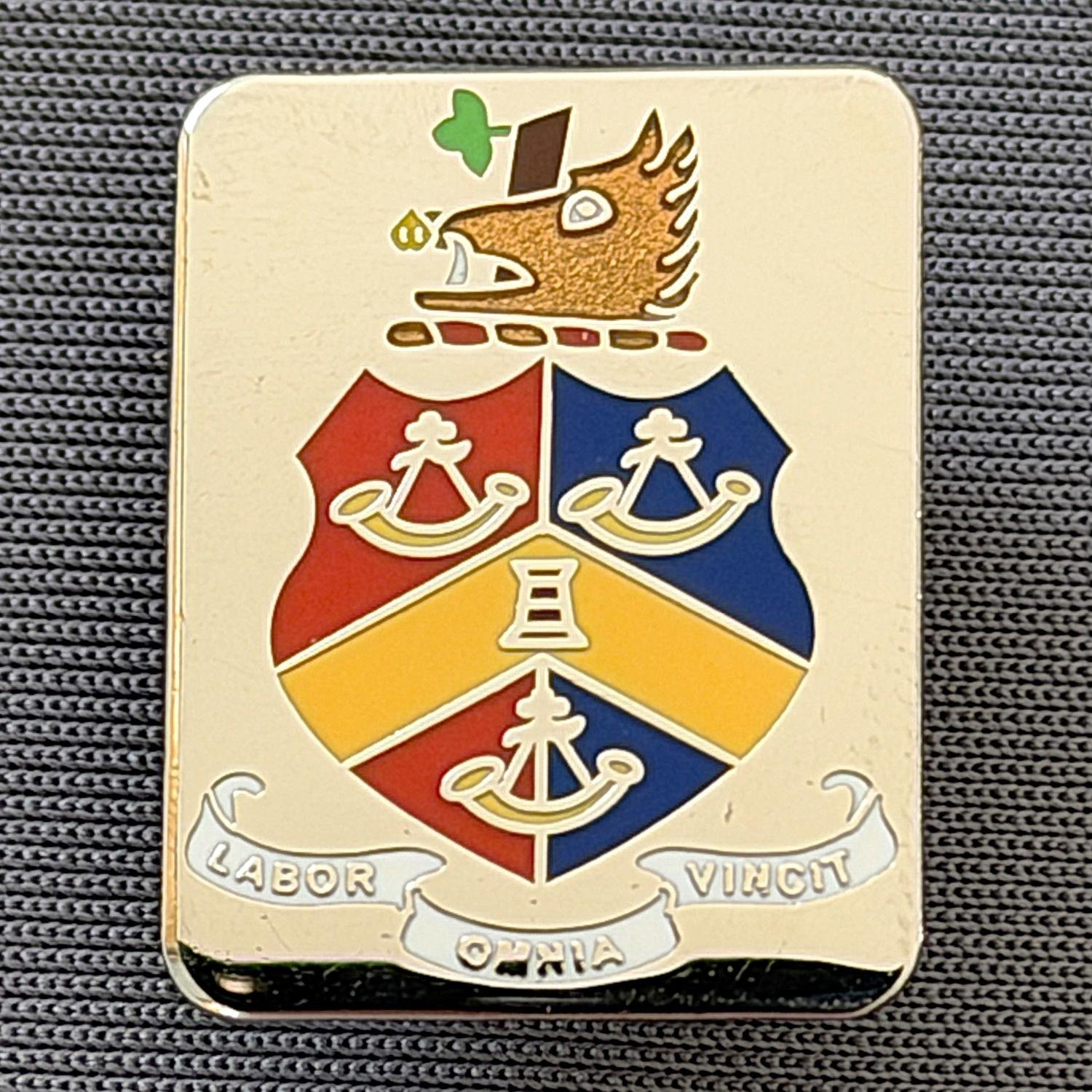 Reference Number: BCC&L055
Size: H 22.2 mm x 17.5 mm
Pin Type: Brooch Pin
Plating: Silver
Value: £8
Manufacturer: Paraders
Comments:  Central Part of Coat of Arms, Labor Omnia Vincit