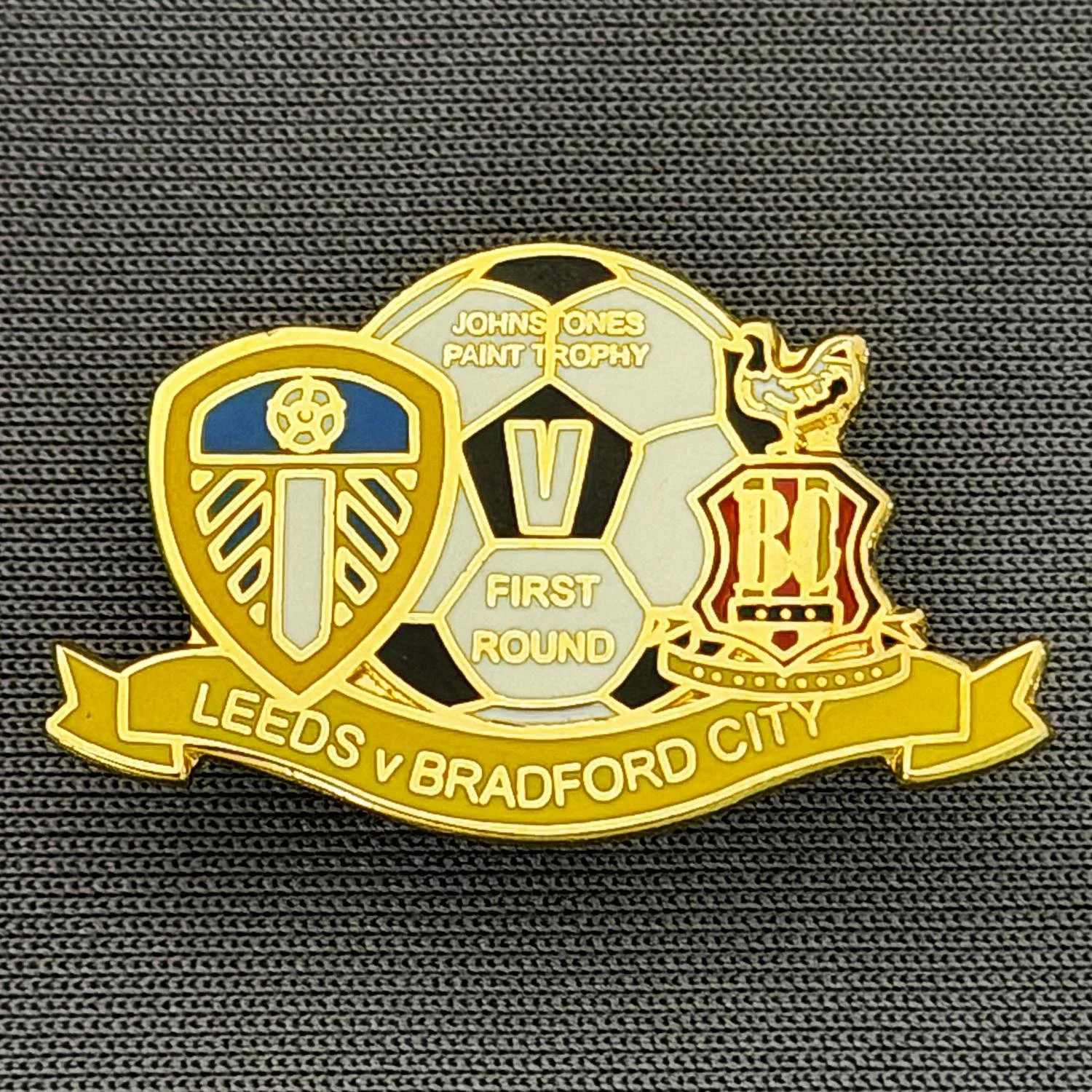 Reference Number: BCOFIX145
Size: H 17.3 mm x W 28.2 mm
Pin Type: Brooch Pin
Plating: Gold
Value: £5
Manufacturer: Unknown
Comments: Leeds v Bradford City Johnstones Paint Trophy First Round, Yellow Version 