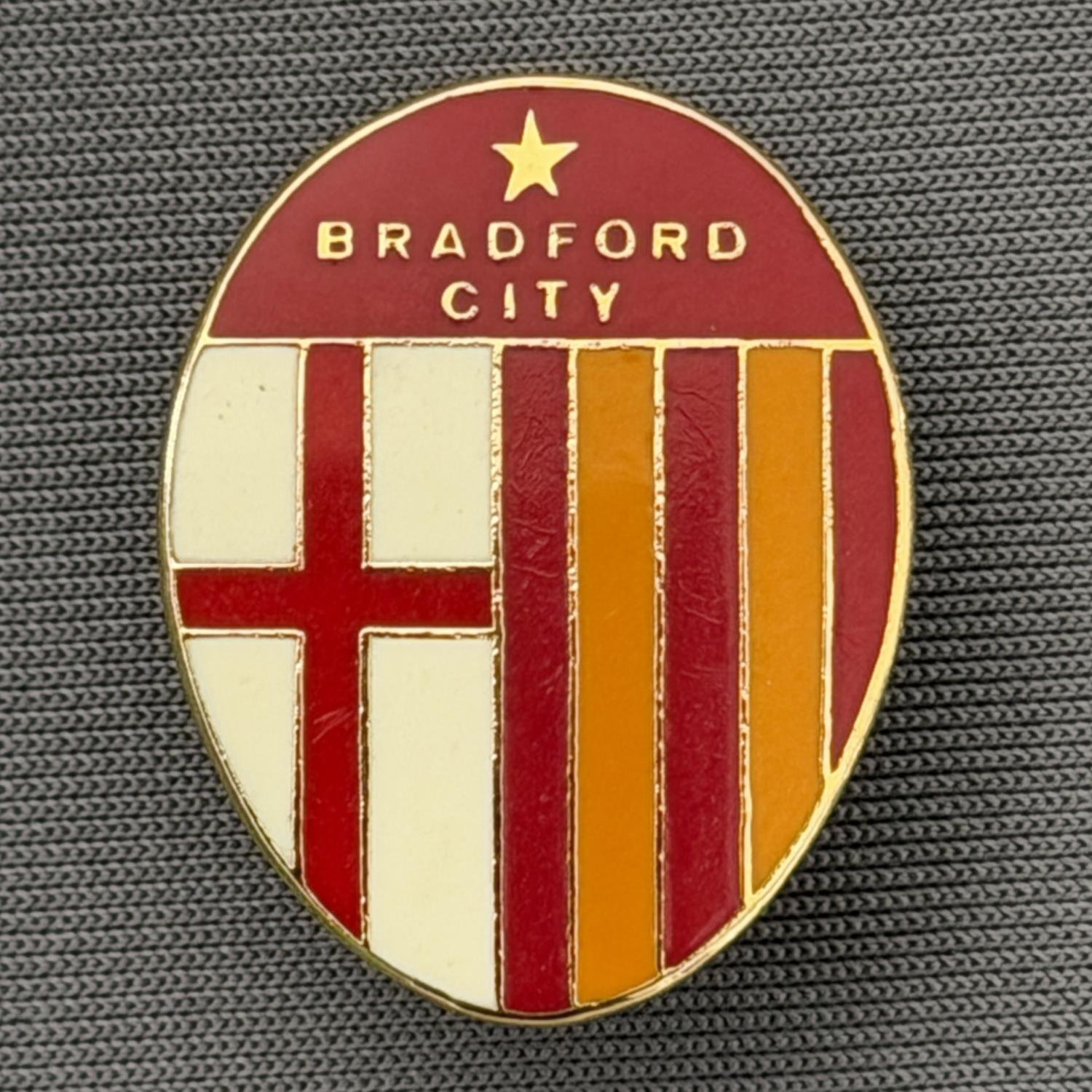 Reference Number: BCFLA016
Size: H 25 mm x W 19.5 mm
Pin Type: Brooch Pin
Plating: Gold
Value: £6
Manufacturer: Not Known
Comments: St George Flag, Claret & Amber Stripes Bradford City